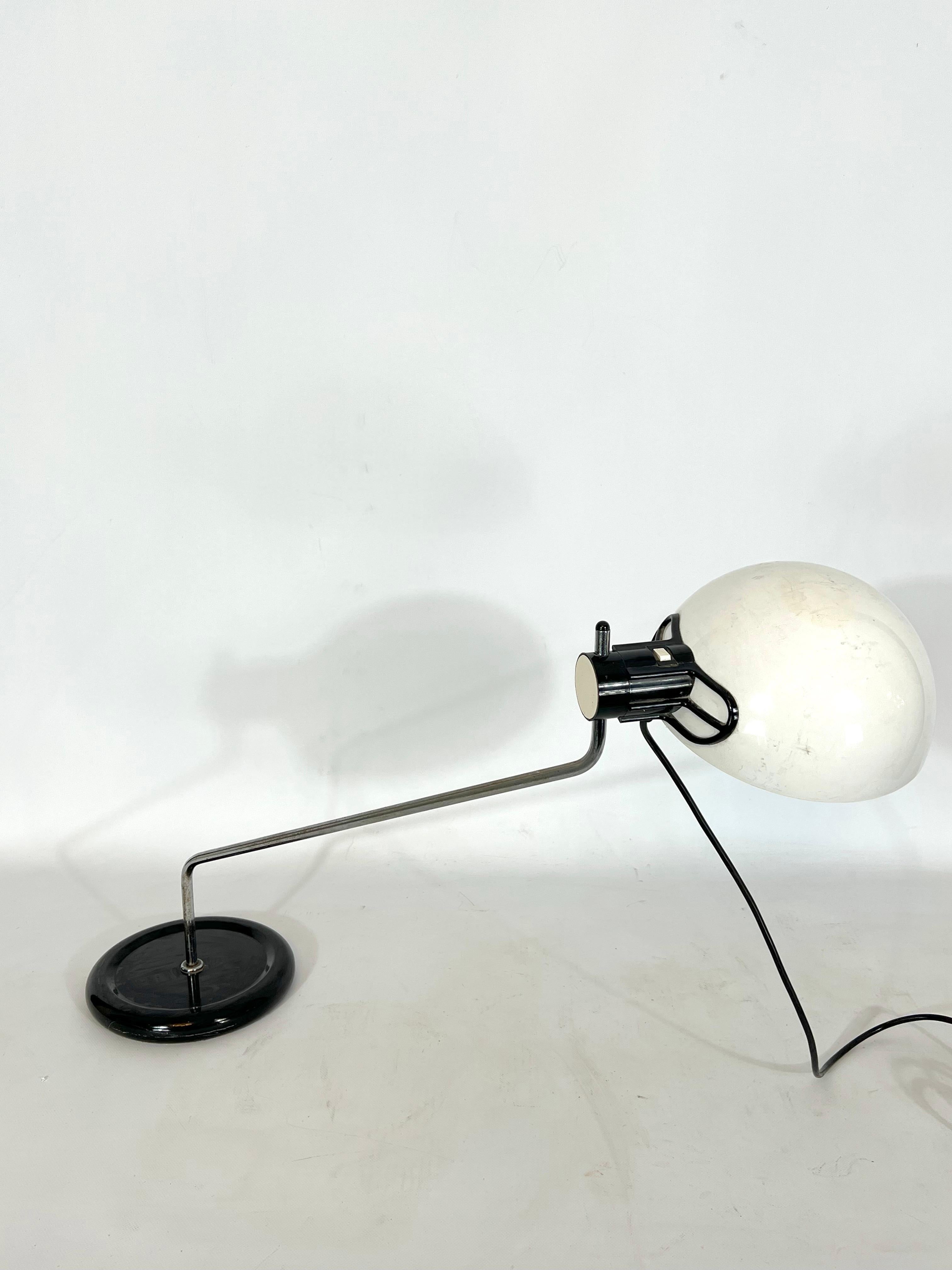 20th Century Harvey Guzzini, Chrome and Plastic Articulated Table Lamp For Sale