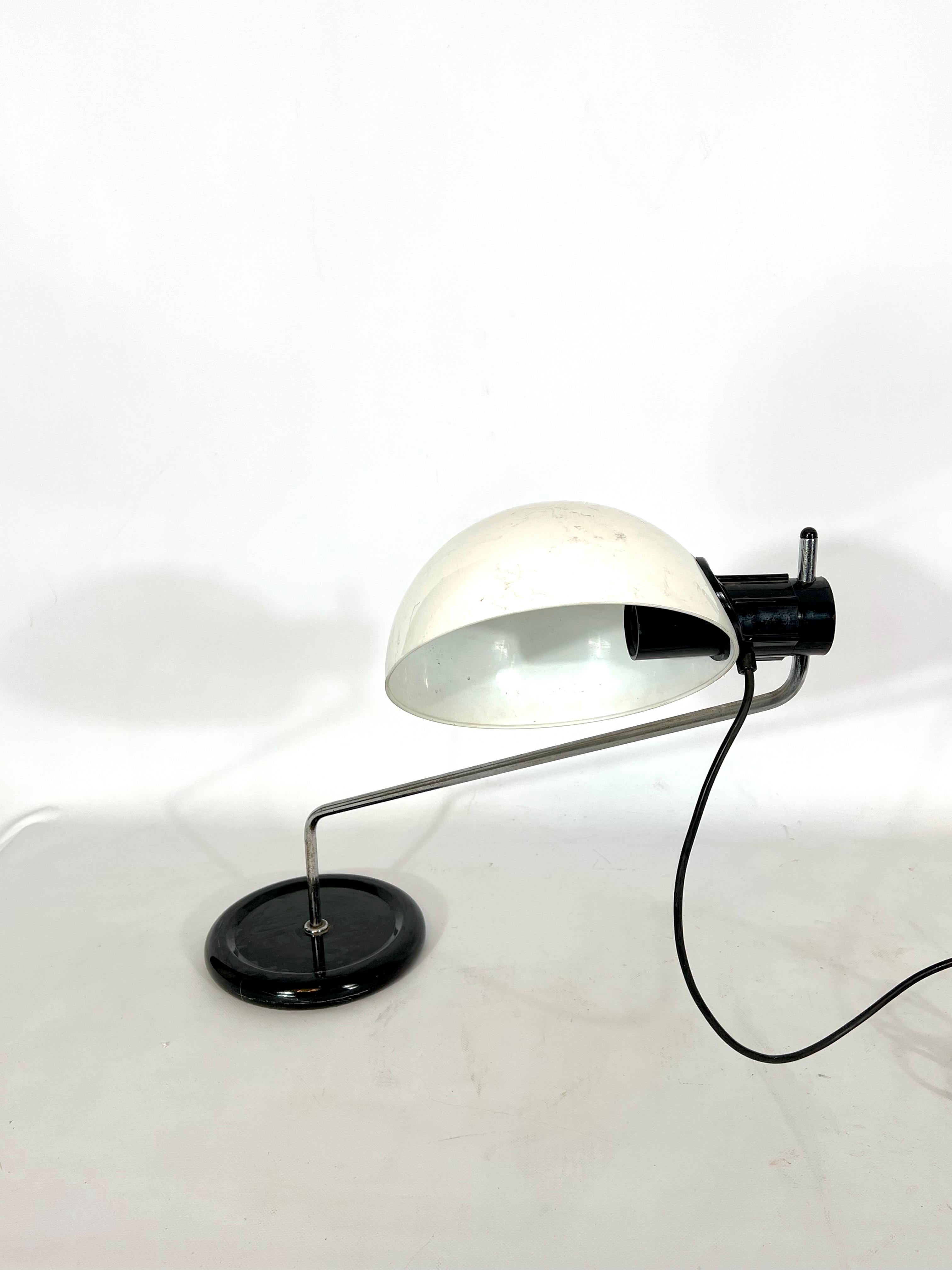 Harvey Guzzini, bewegliche Tischlampe aus Chrom und Kunststoff (20. Jahrhundert) im Angebot