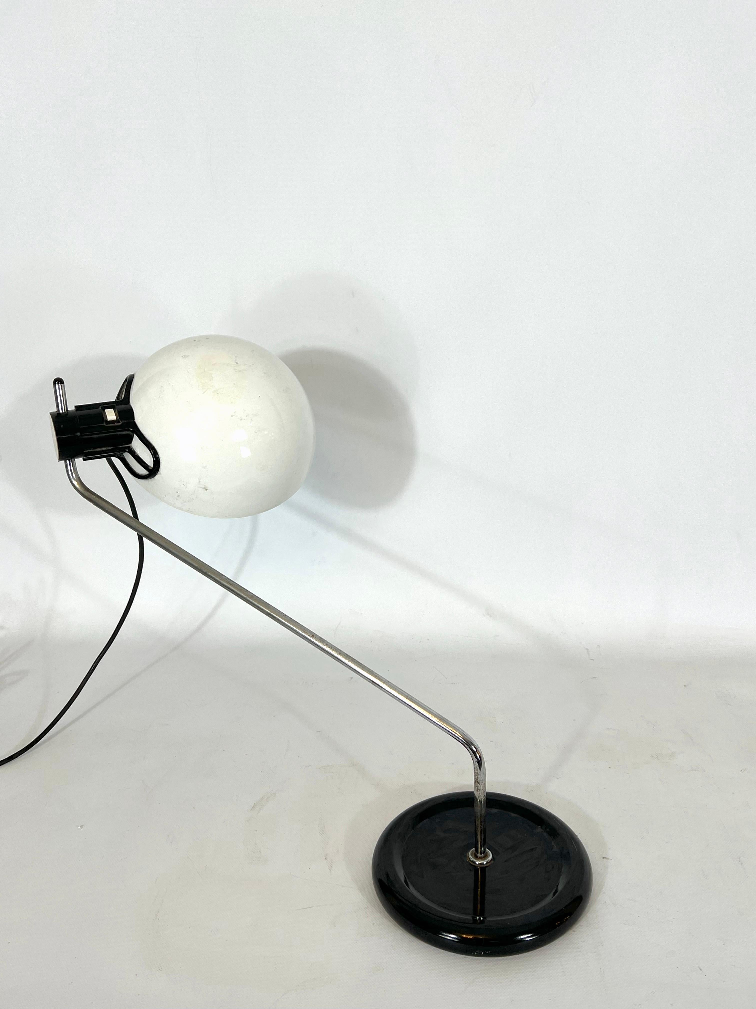 Harvey Guzzini, Chrome and Plastic Articulated Table Lamp For Sale 2