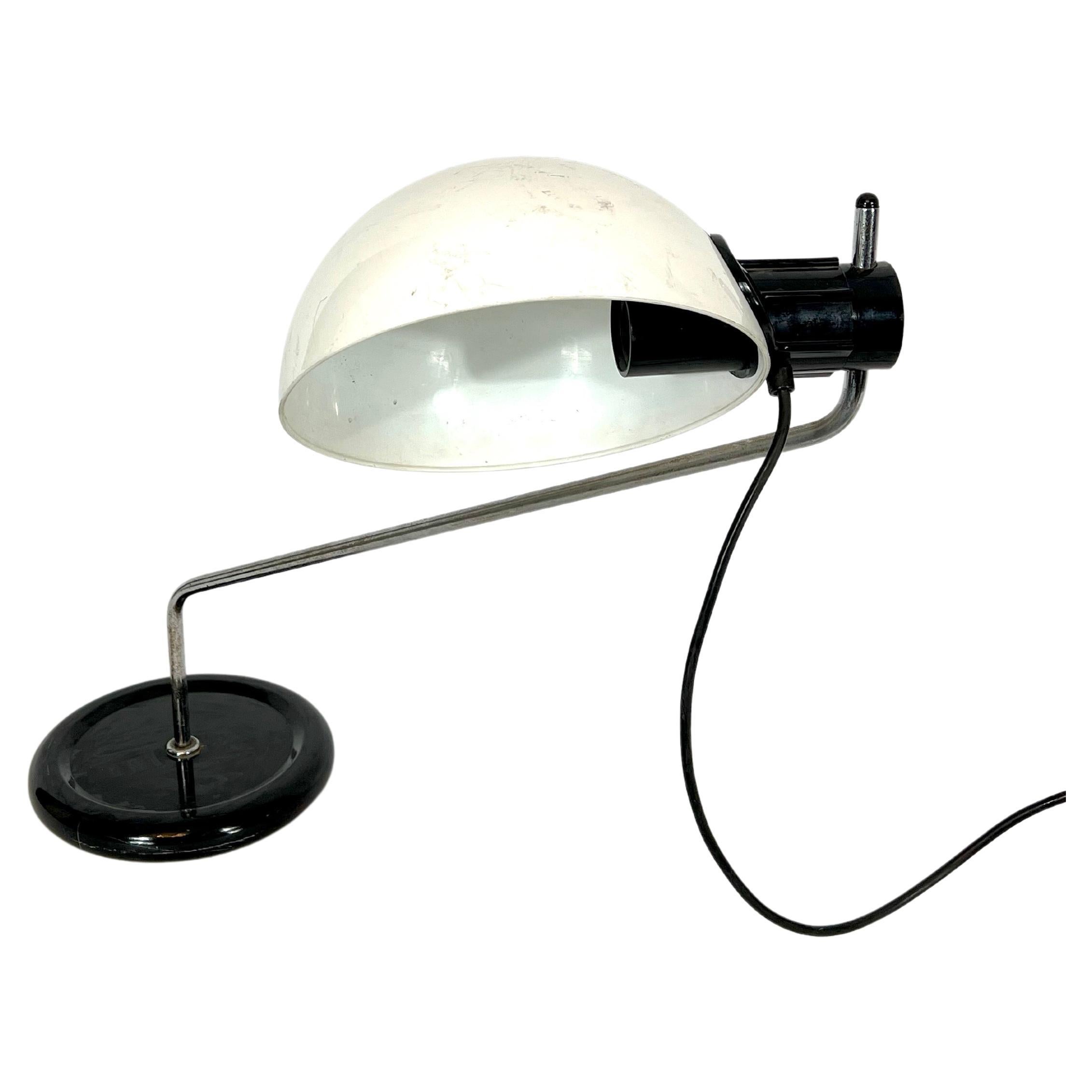Harvey Guzzini, Chrome and Plastic Articulated Table Lamp