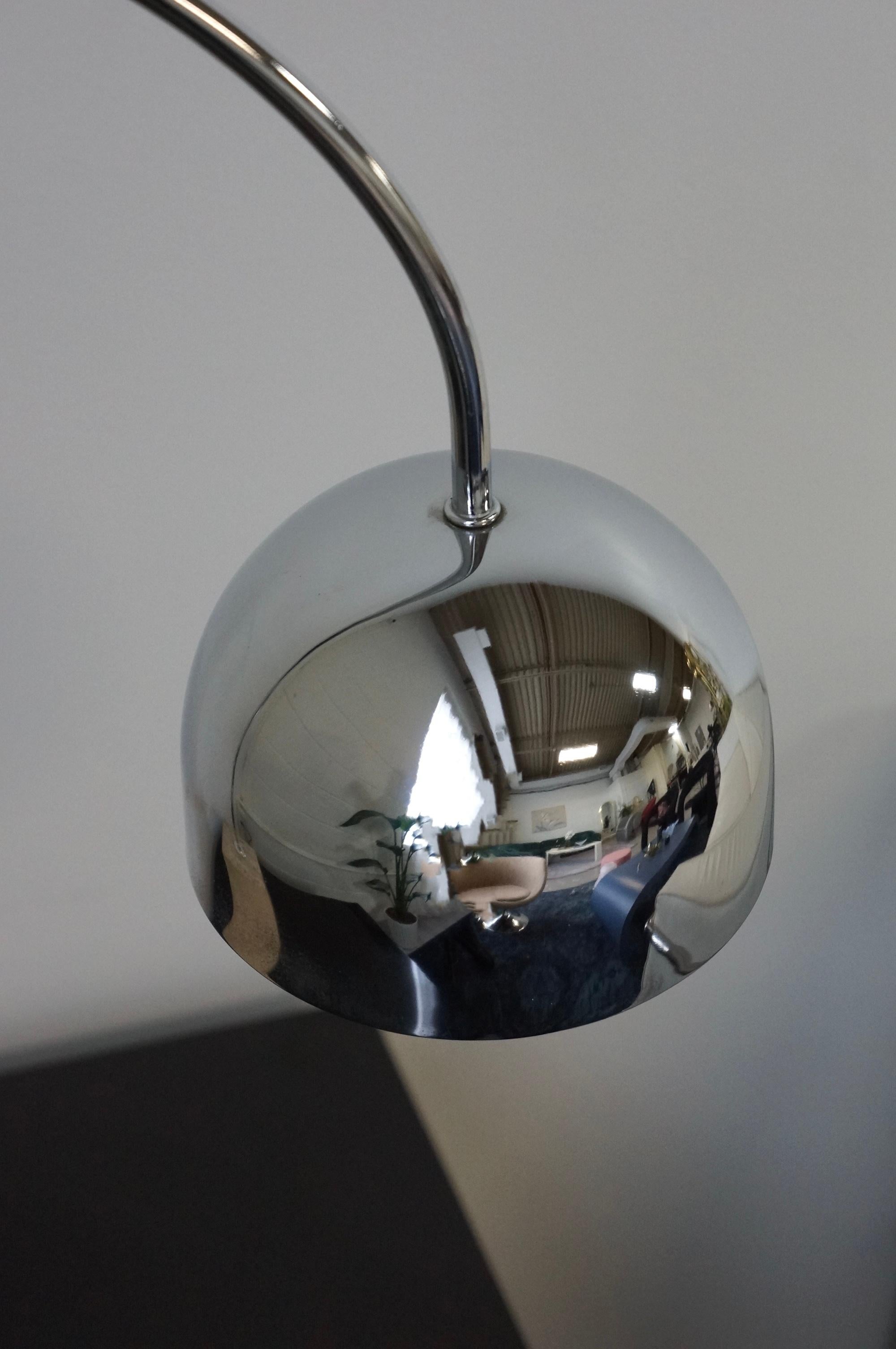 Late 20th Century Harvey Guzzini Chrome and Travertine Base Arc Table Lamp For Sale