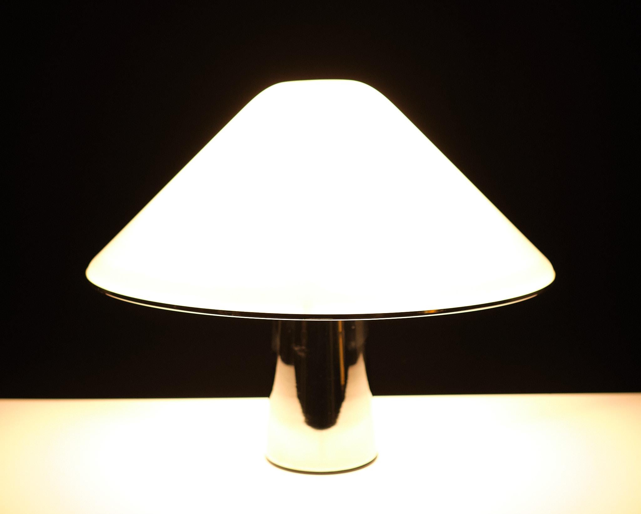 Harvey  Guzzini  Elpis  Mushroom Table lamp  1970s Italy In Good Condition In Den Haag, NL