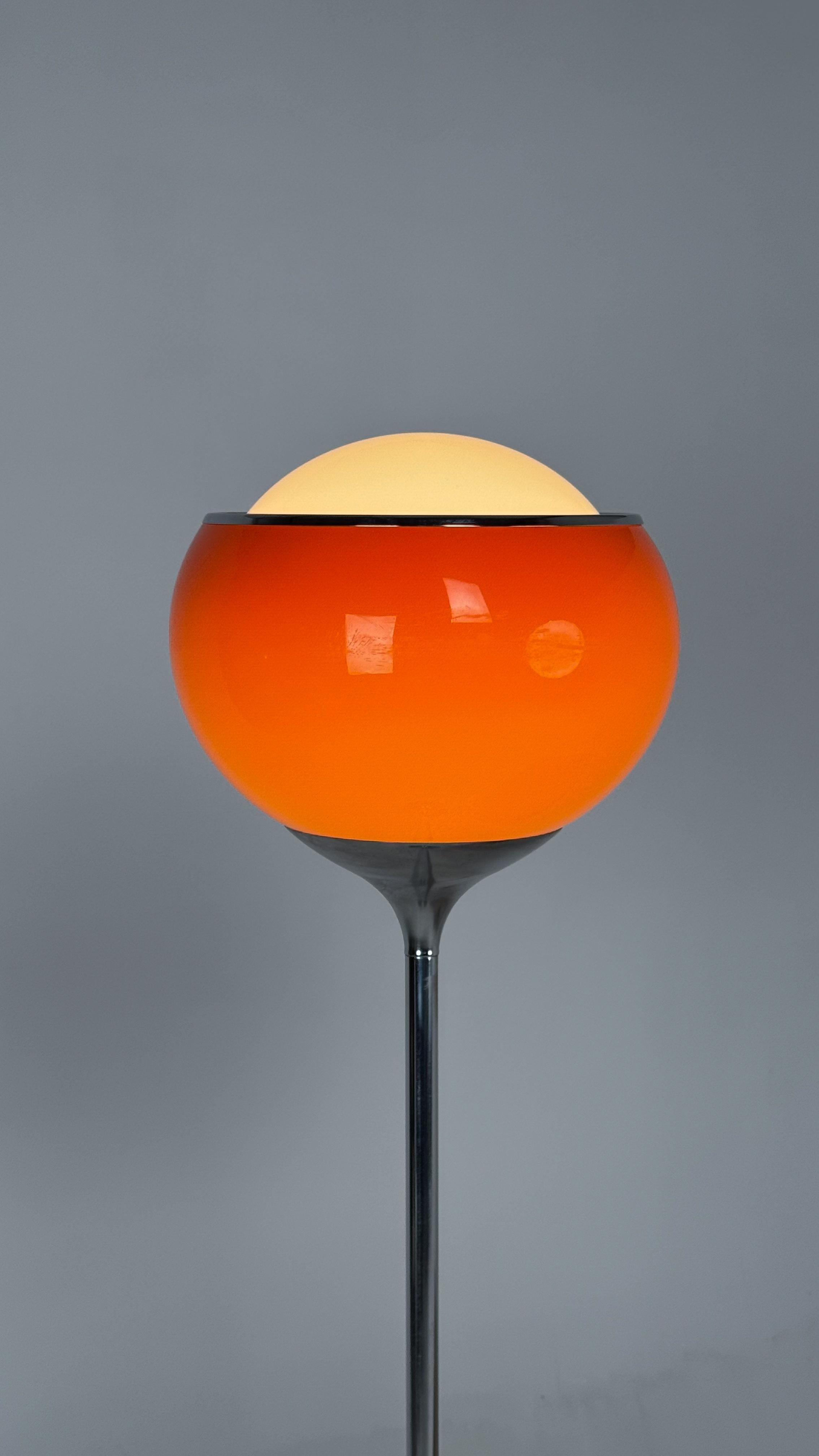 Lámpara de pie Harvey Guzzini, fabricada por Meblo Yugoslavia

Una elegante e icónica lámpara de pie de la colección Harvey Guzzini, modelo Flush, producida por la renombrada marca yugoslava Meblo. Esta pieza de diseño de mediados de siglo se