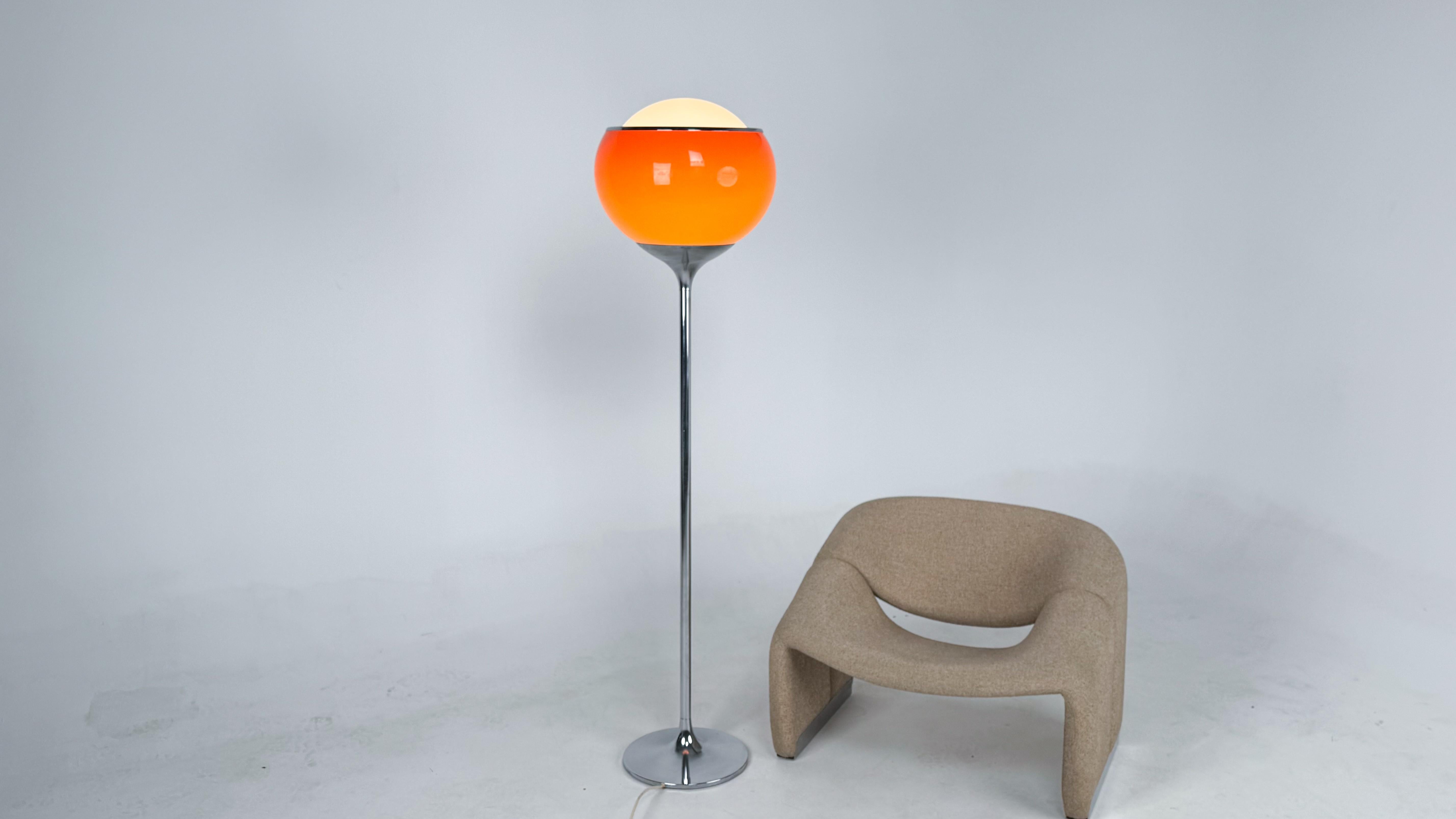 Harvey Guzzini Flash lámpara de pie vintage de Meblo naranja Era espacial en venta