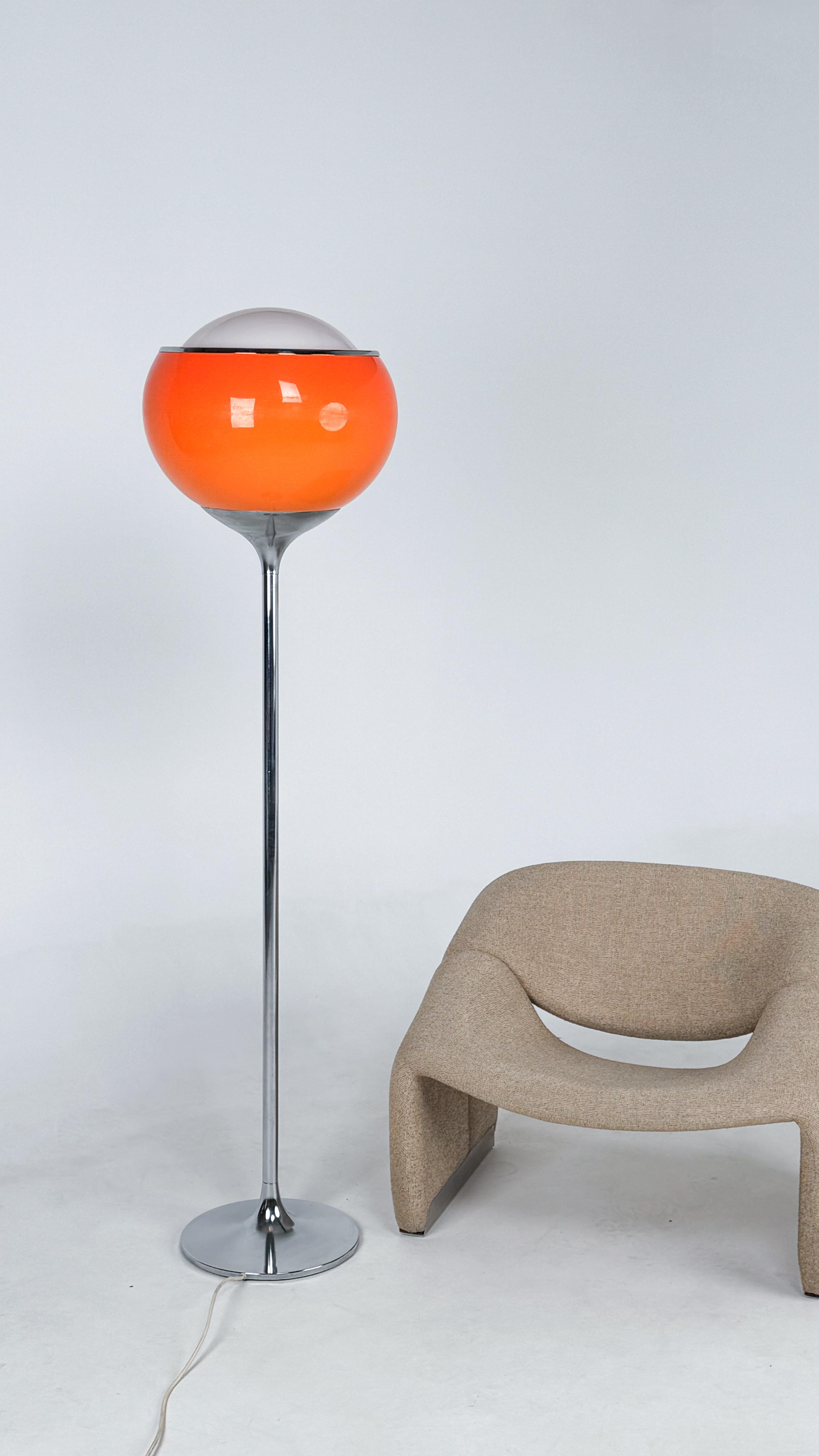 Harvey Guzzini Flash lámpara de pie vintage de Meblo naranja Acrílico en venta
