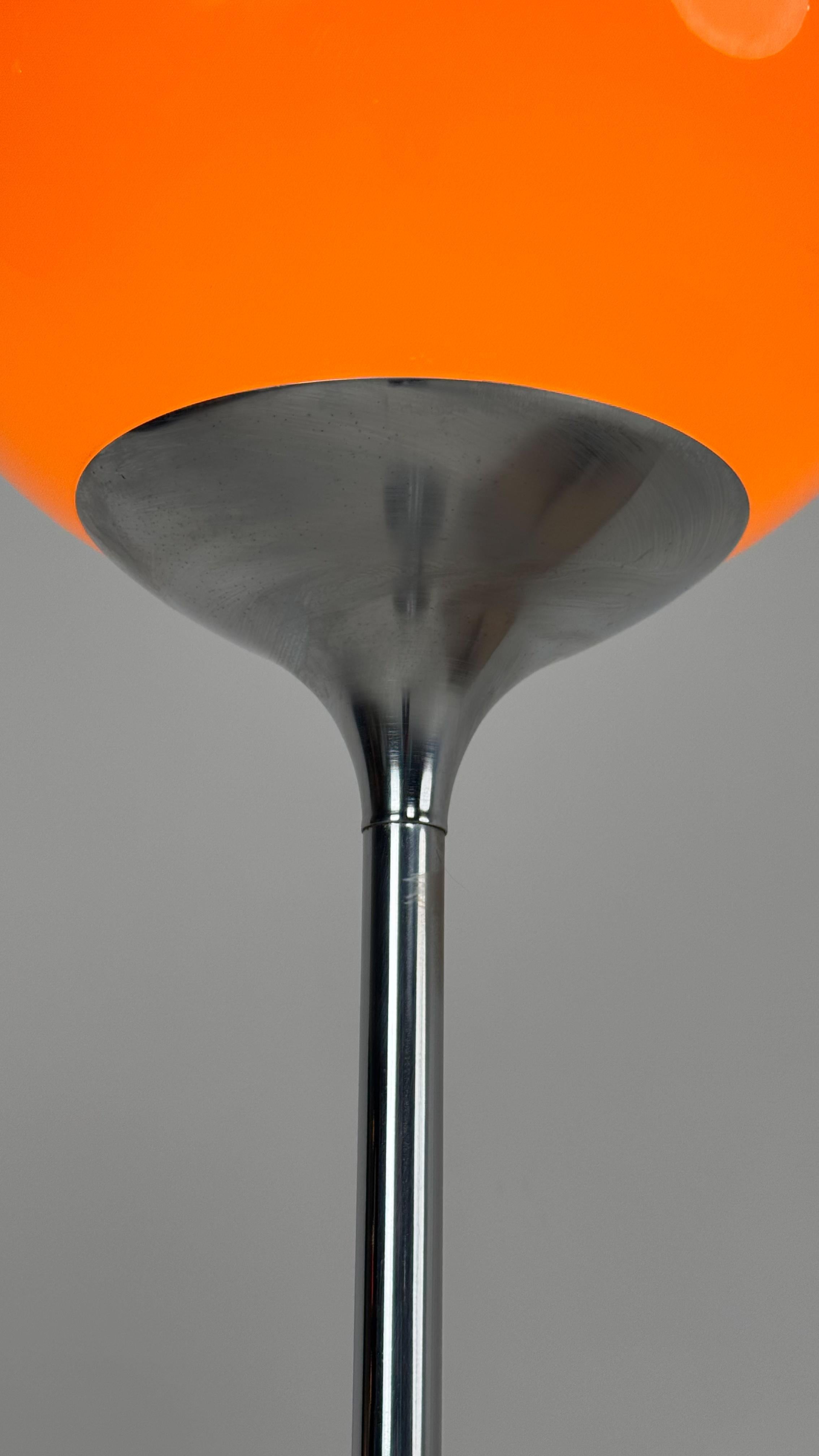 Harvey Guzzini Flash lámpara de pie vintage de Meblo naranja en venta 1