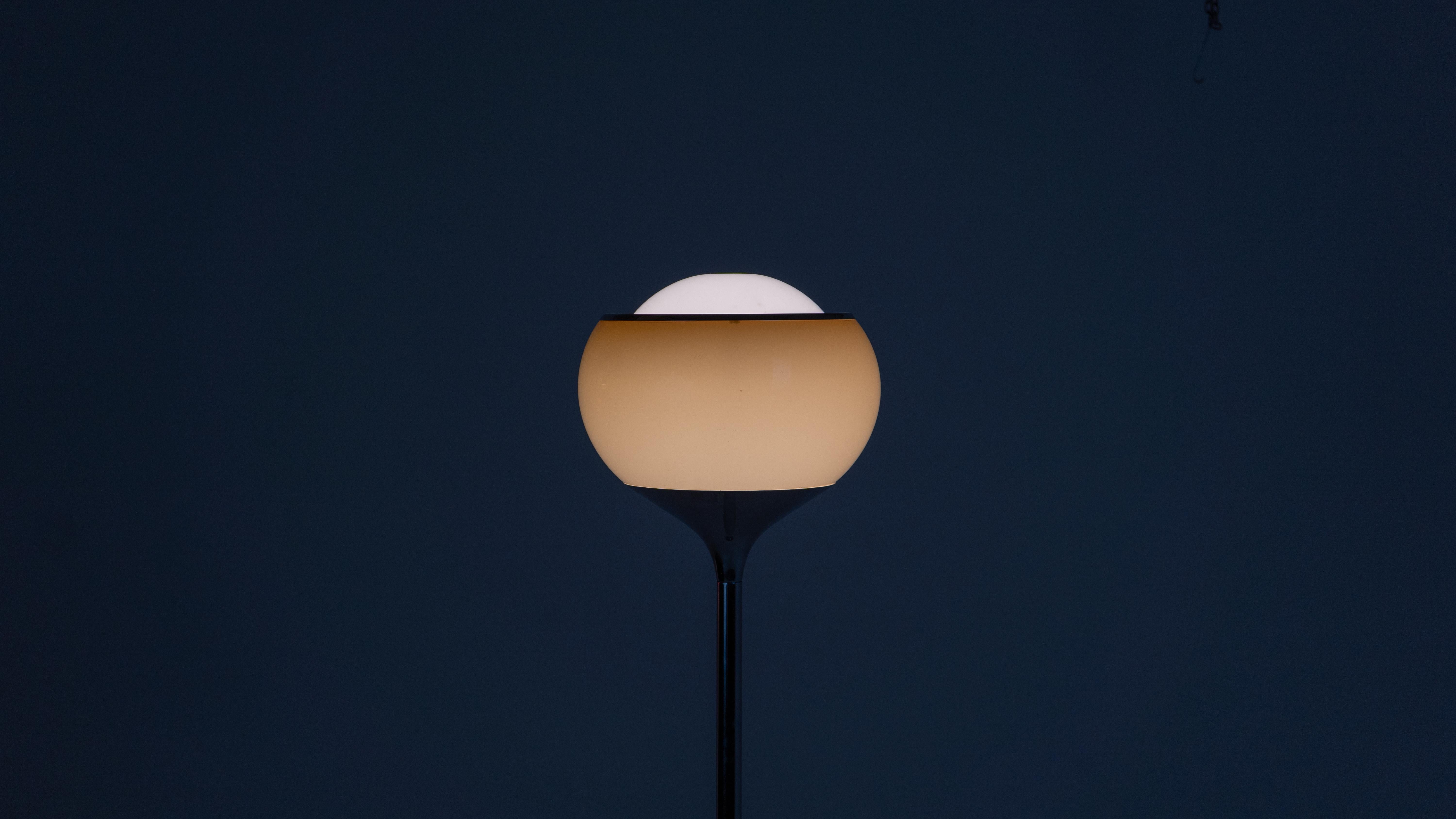 Harvey Guzzini Flash, piccola lampada da terra vintage di Meblo Brown in vendita 3