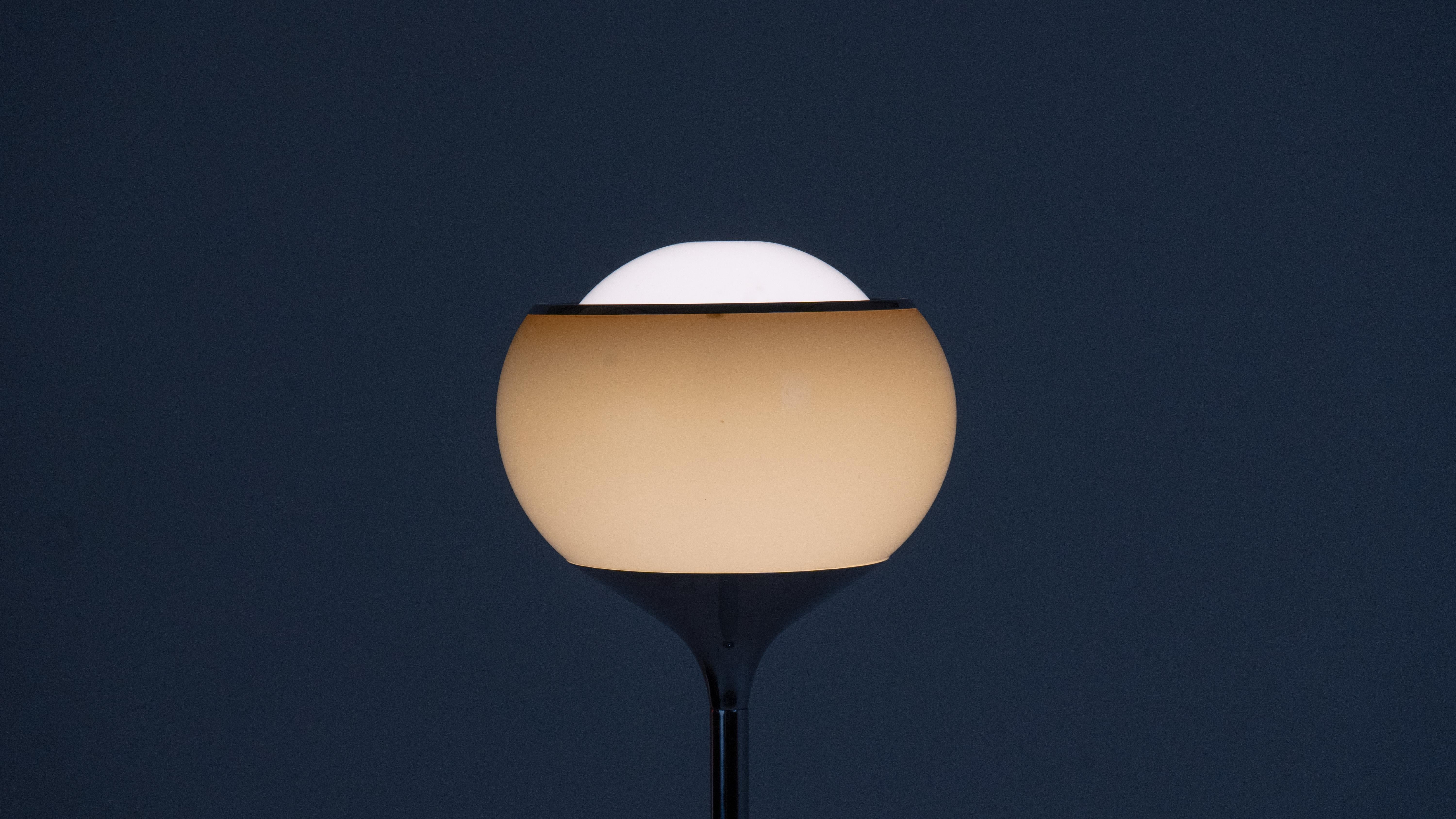 Harvey Guzzini Flash, piccola lampada da terra vintage di Meblo Brown in vendita 4