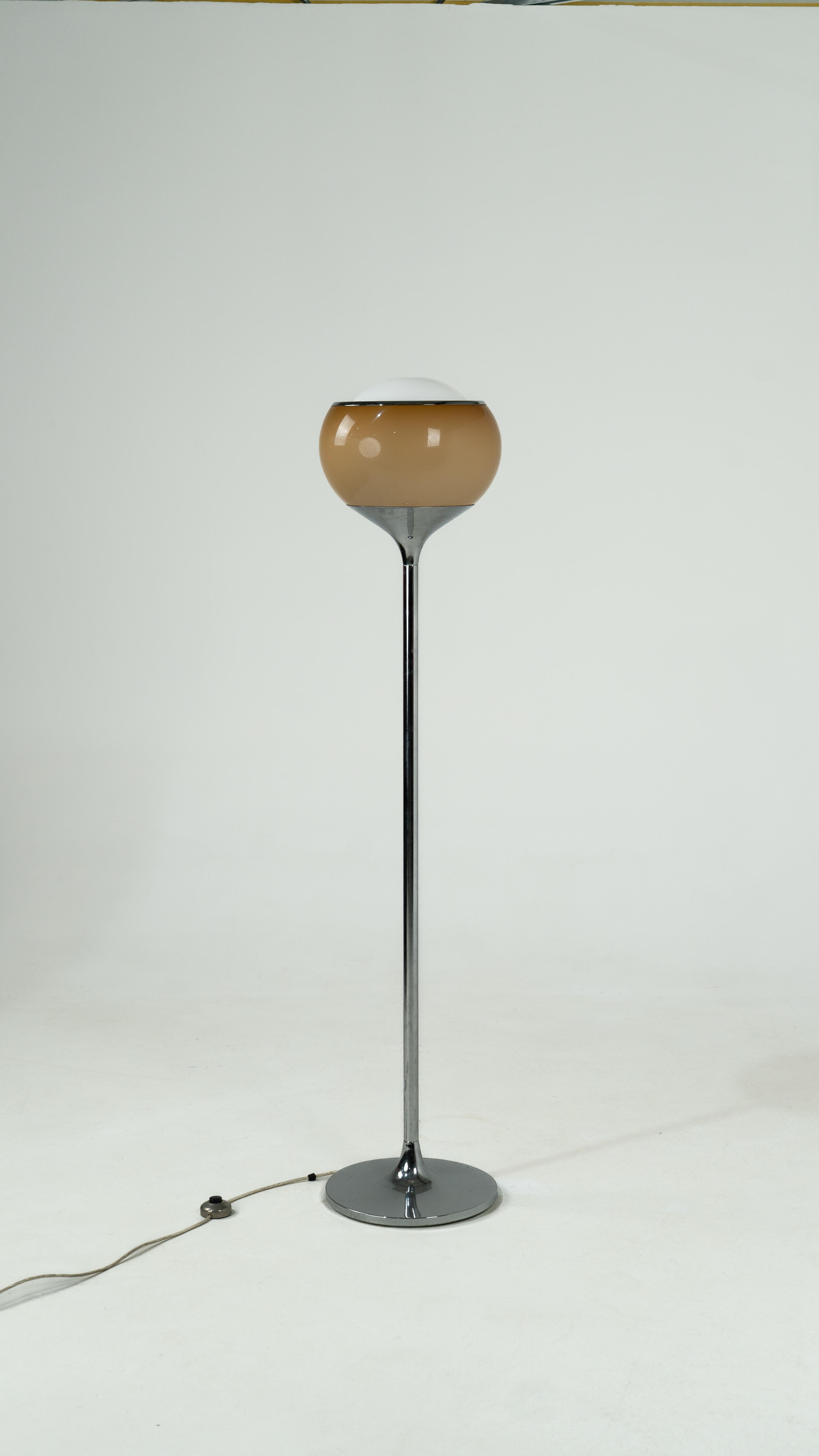 Lampada da terra a filo di Harvey Guzzini, prodotto da Meblo Yugoslavia

Un'elegante e iconica lampada da terra della collezione Harvey Guzzini, modello Flush, prodotta dal rinomato marchio jugoslavo Meblo. Questo pezzo di design di metà secolo si