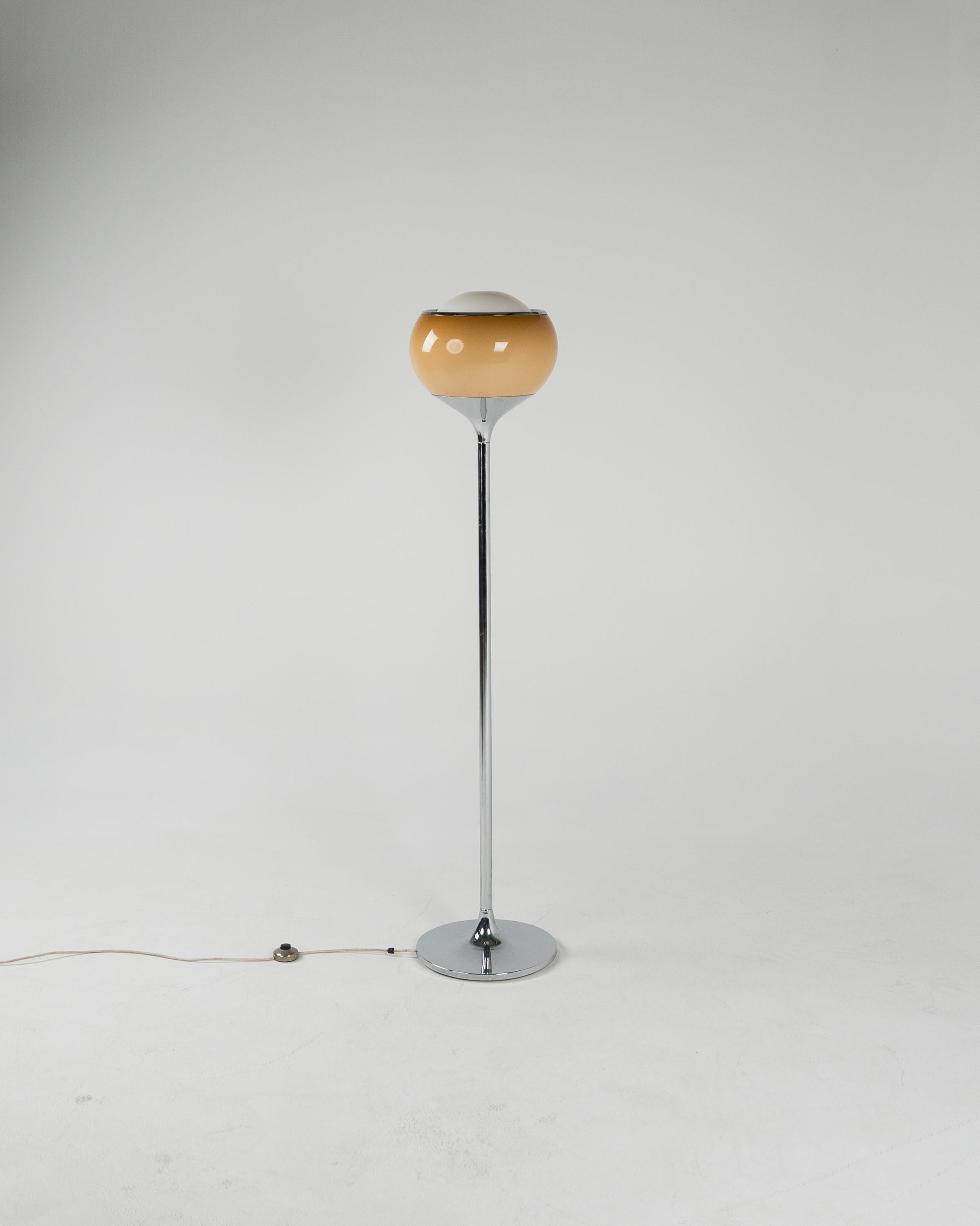 La piccola lampada da terra vintage Harvey Guzzini Flush di Meblo è un pezzo iconico del design italiano degli anni '70, rinomato per la sua estetica elegante e spaziale e per la sua eleganza funzionale. Caratterizzata da una calda tonalità marrone