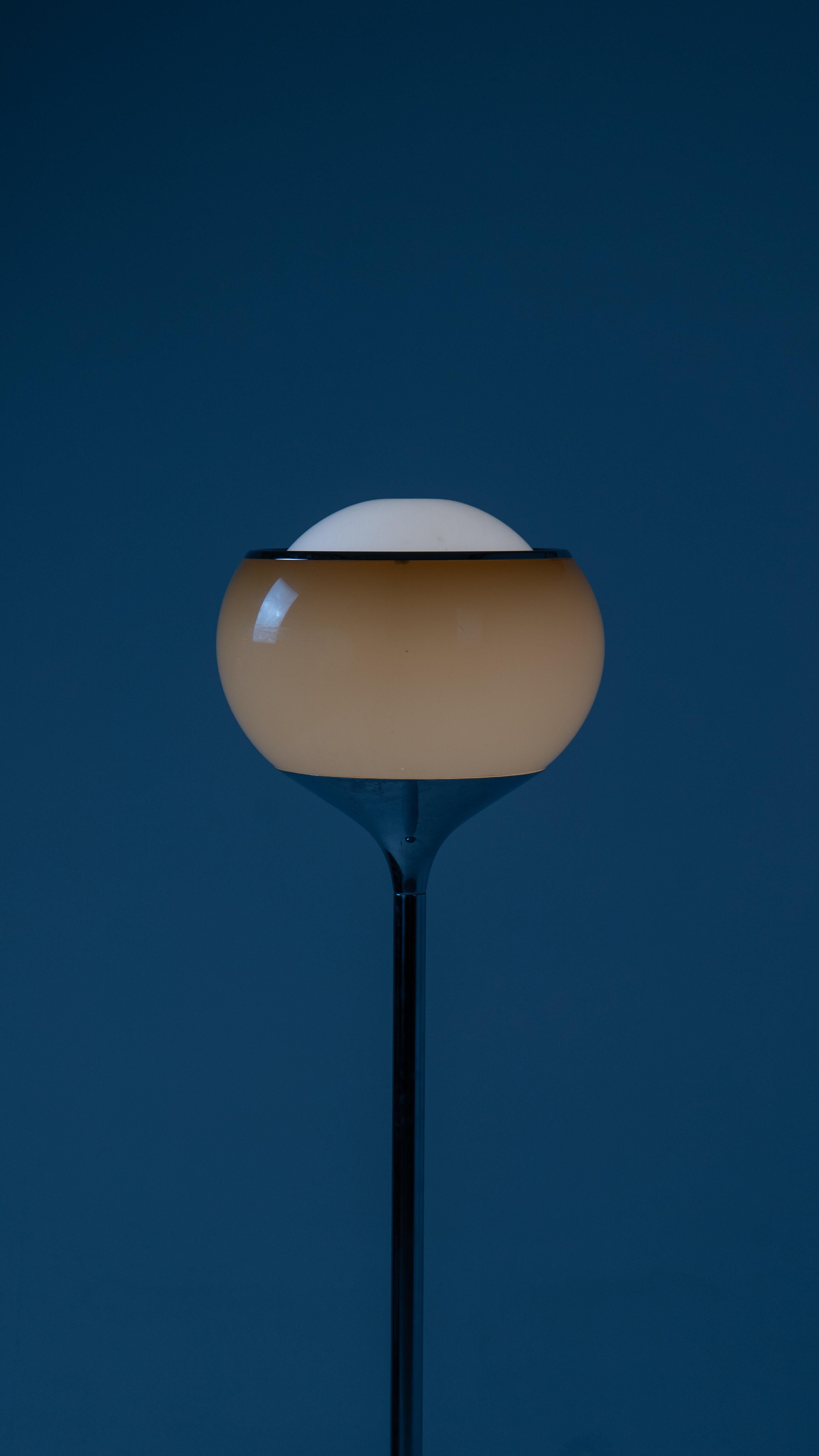 Harvey Guzzini Flash, piccola lampada da terra vintage di Meblo Brown in vendita 2