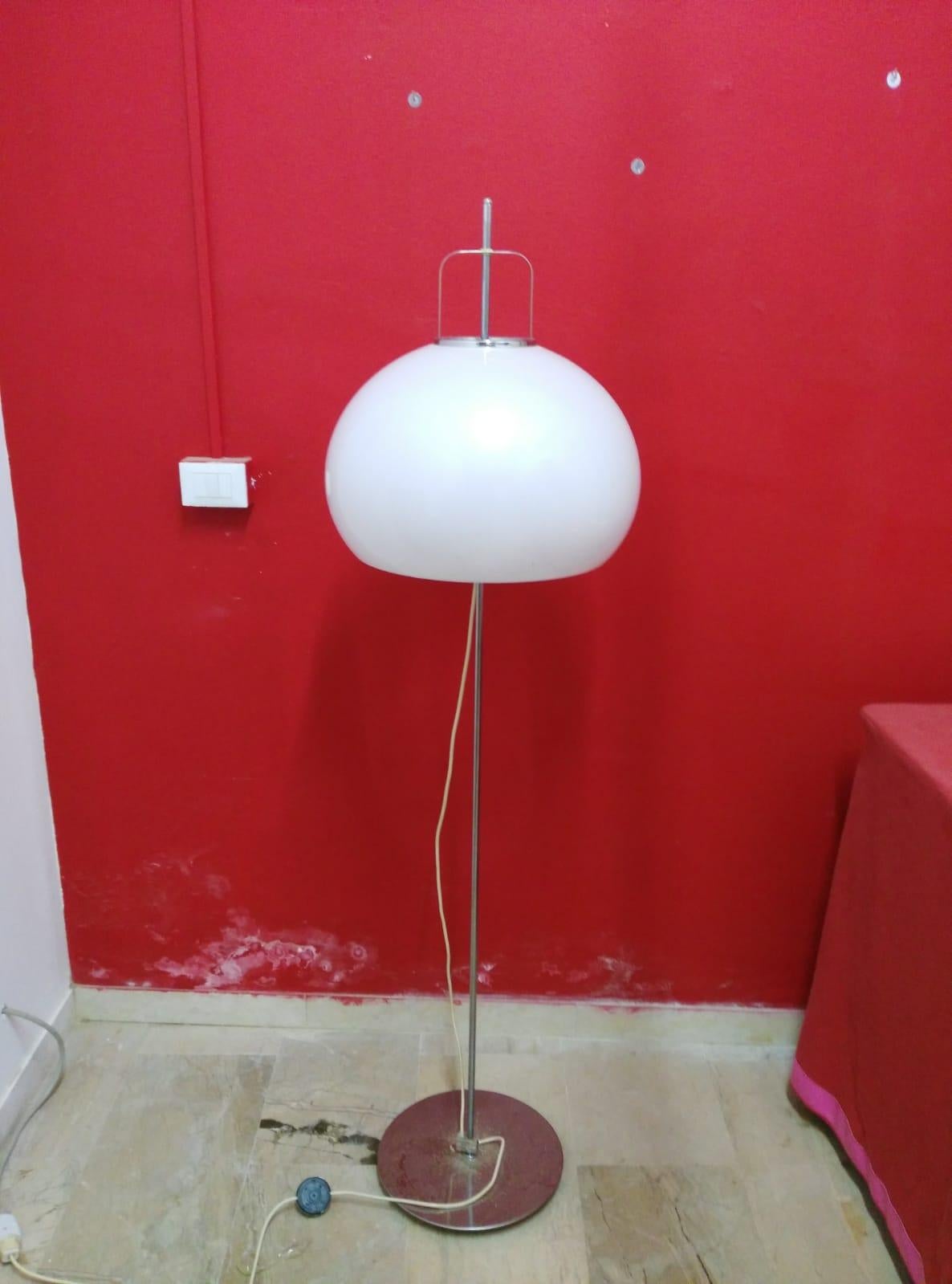 Nice and rather hard to find floor lamp of the 1970s designed and produced by Italian famous light maker GUZZINI 
This model is in perfect working condition with original electrical Italian cord, foot switcher and plug with adaptor 
The shape in
