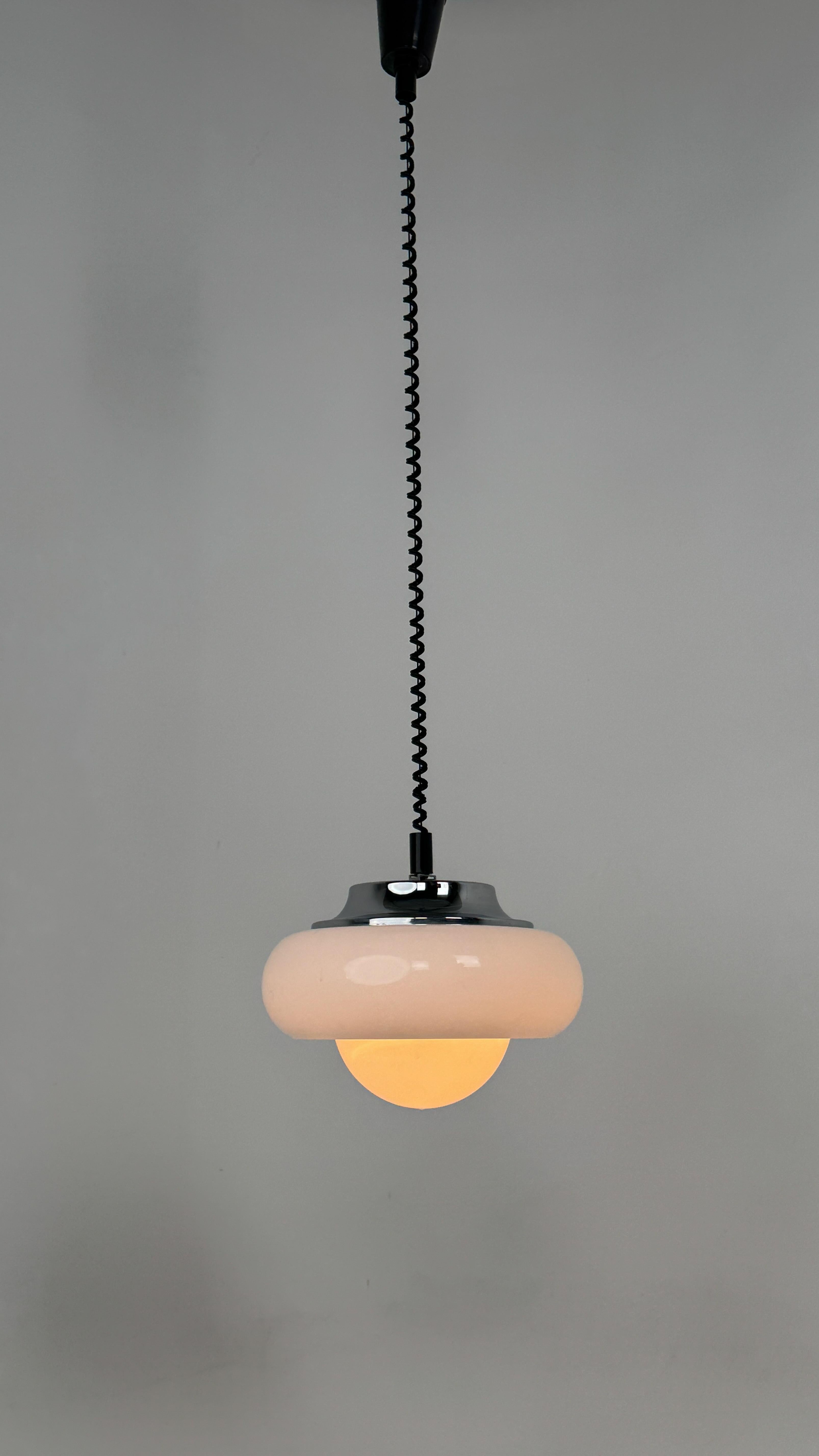 Mid-Century moderno Harvey Guzzini JAdran, lampada a sospensione Meblo in vendita
