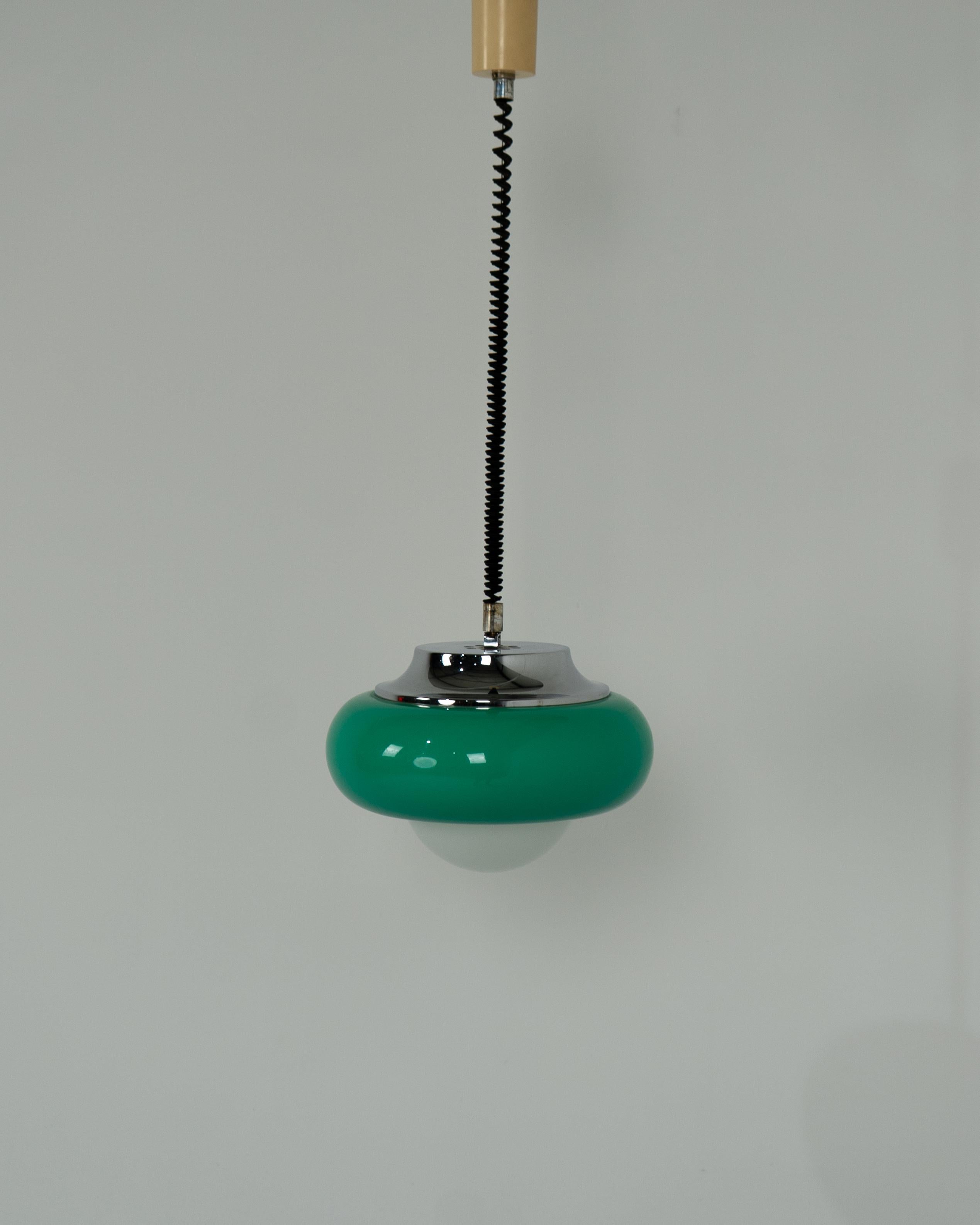 Mid-Century moderno Harvey Guzzini JAdran lampada a sospensione verde Meblo raro in vendita