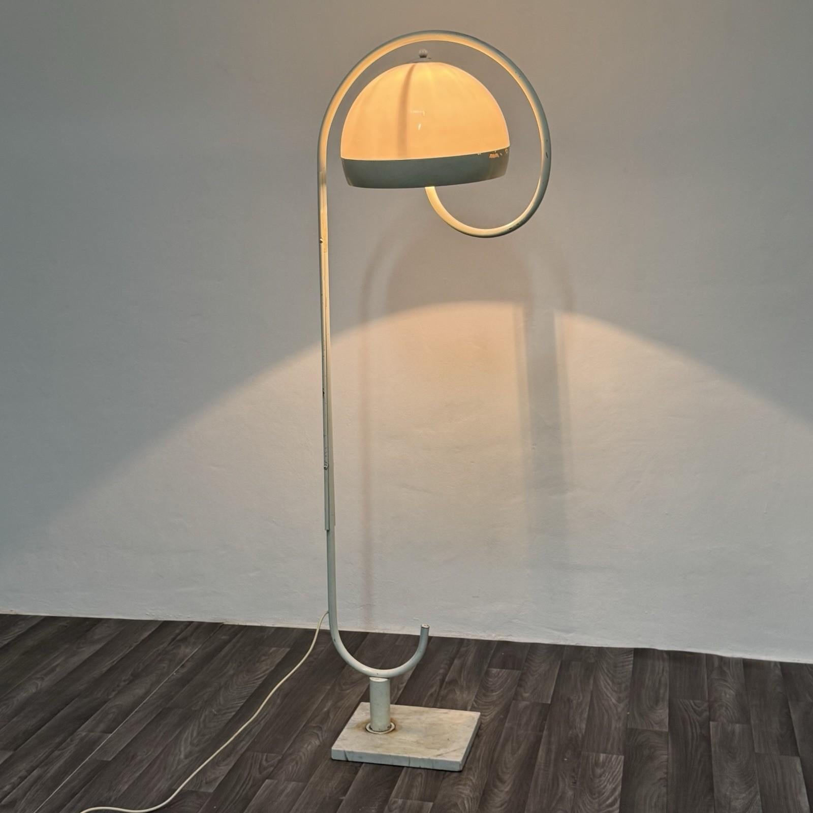Harvey Guzzini Lampada da terra Space AGE con base in marmo Design anni '70 in vendita 6