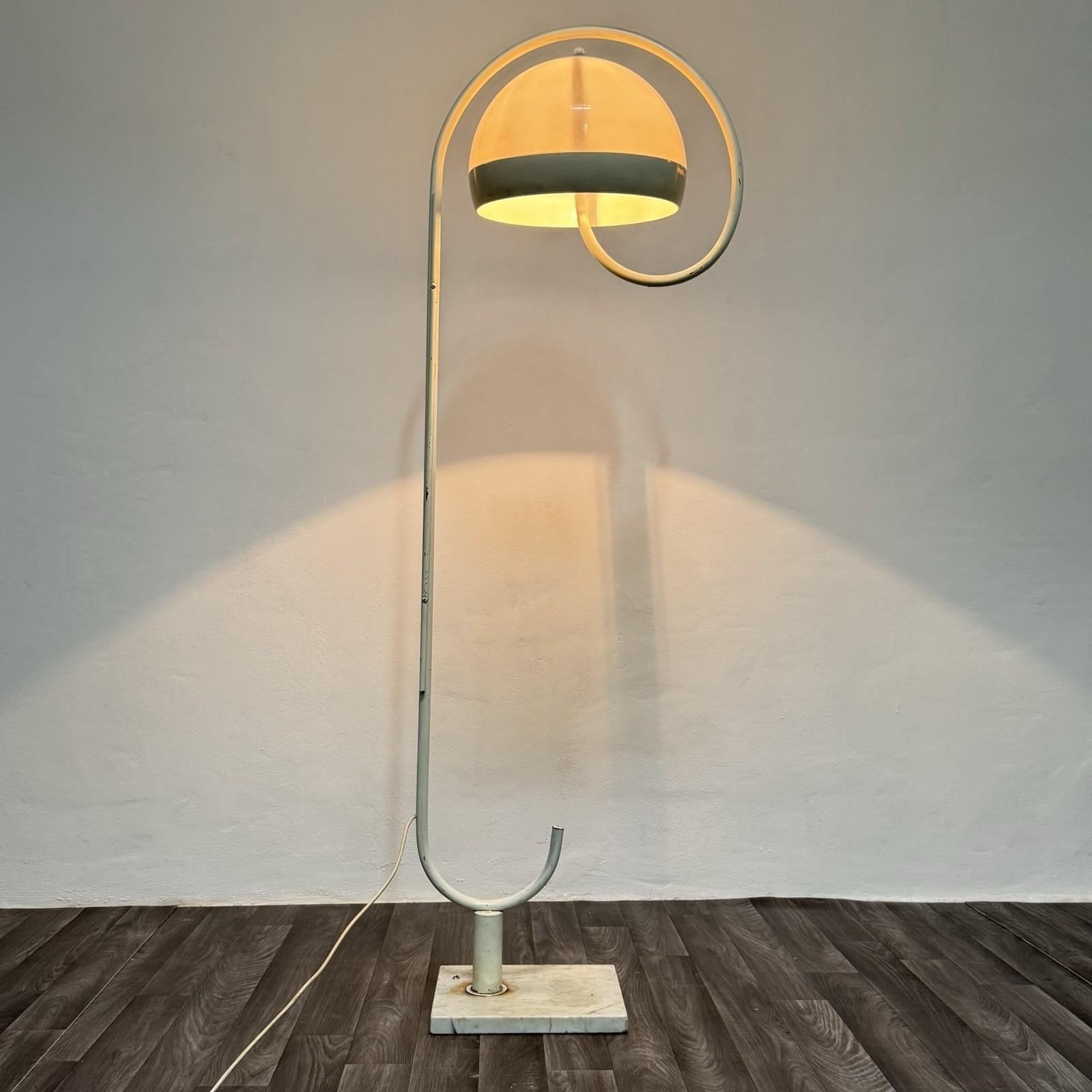 Italiano Harvey Guzzini Lampada da terra Space AGE con base in marmo Design anni '70 in vendita