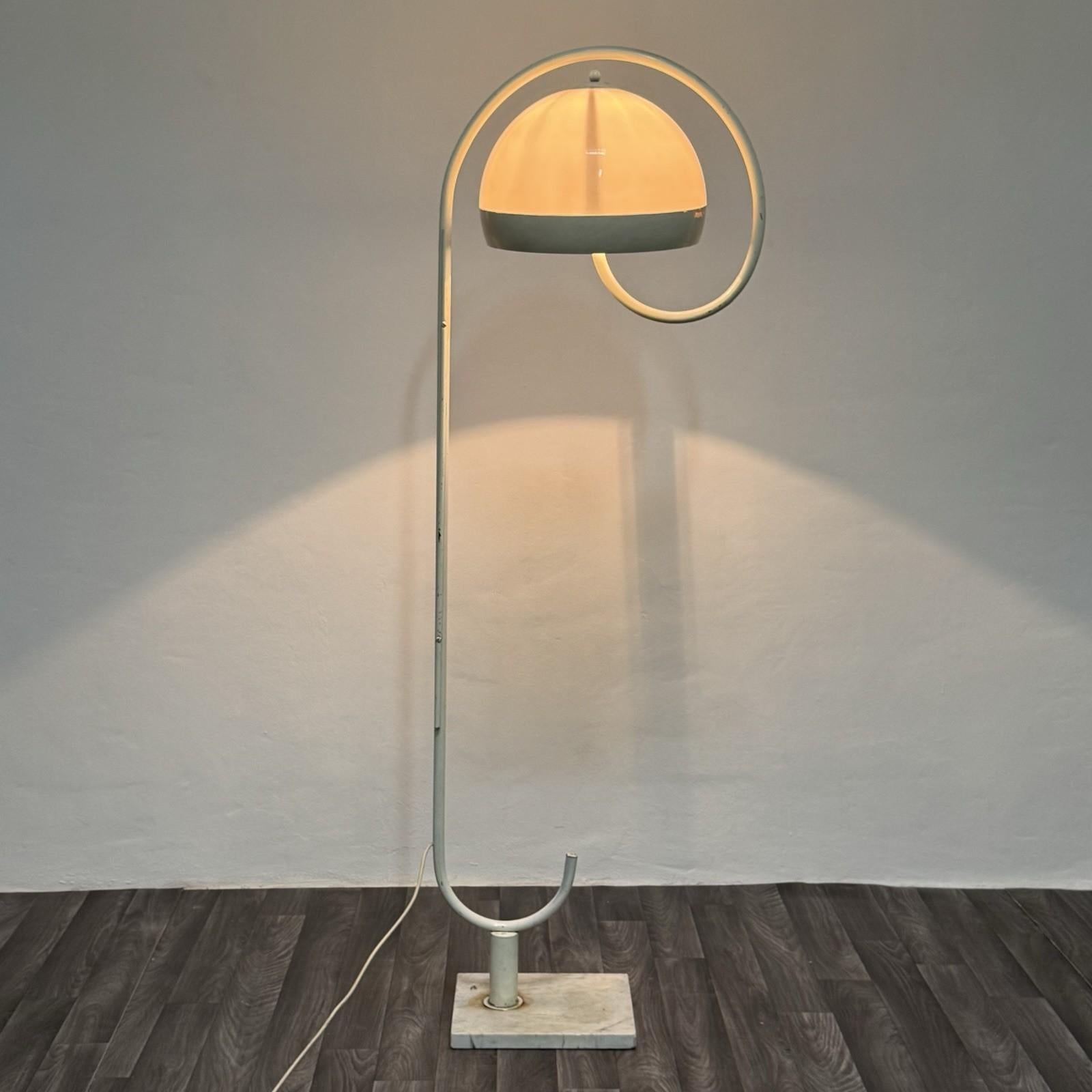 Harvey Guzzini Lampada da terra Space AGE con base in marmo Design anni '70 In condizioni discrete in vendita a Taranto, IT