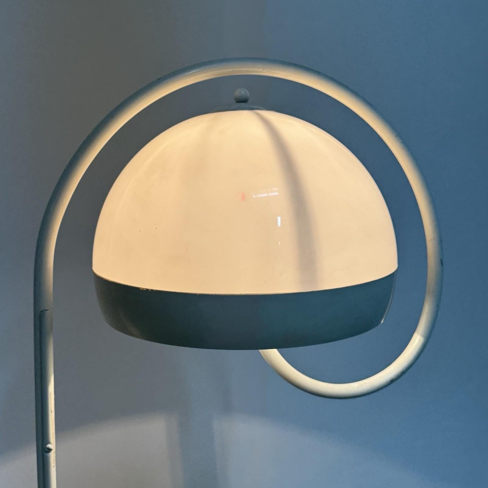 Fine XX secolo Harvey Guzzini Lampada da terra Space AGE con base in marmo Design anni '70 in vendita