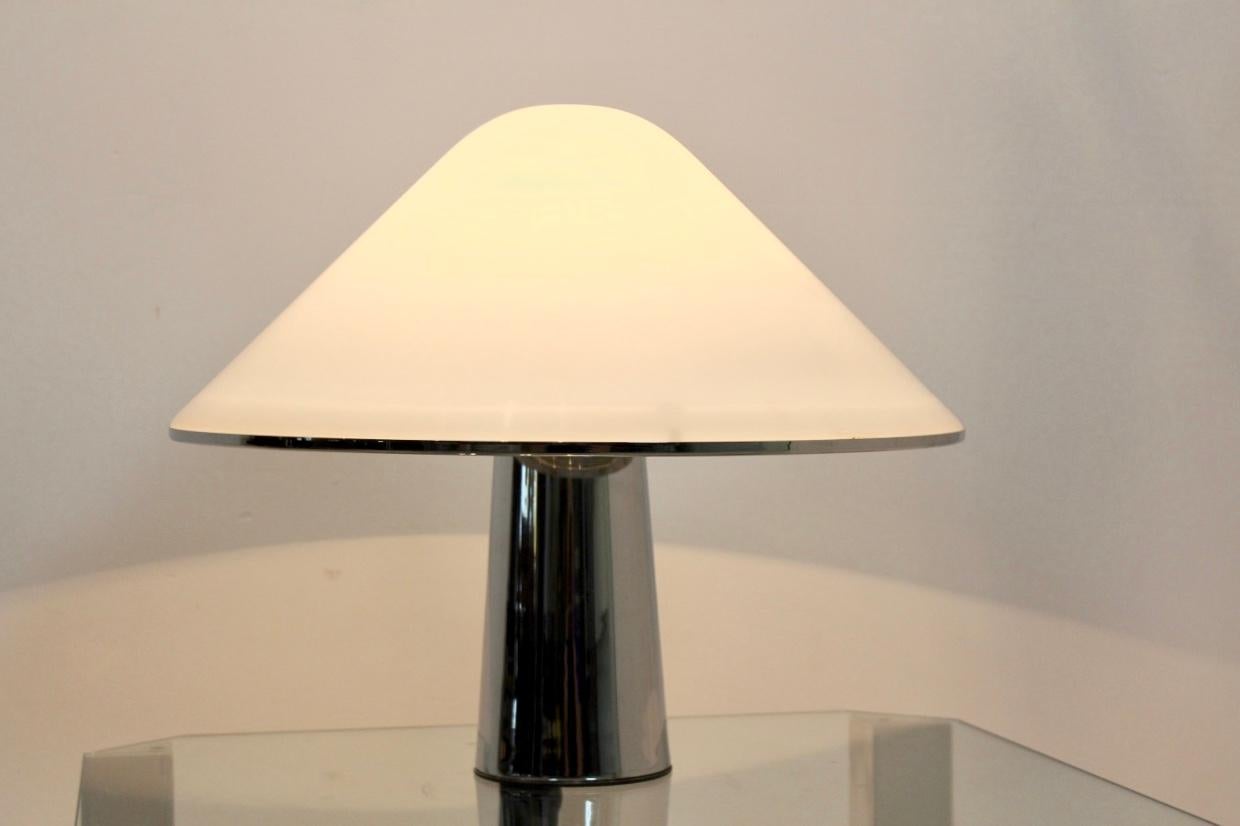 Magnifique lampe de table du milieu du siècle dernier conçue par Harvey Guzzini dans les années 1960 et fabriquée par Guzzini en Italie. Conçu avec un abat-jour en acrylique blanc et une base en chrome. La lampe reste dans un très bon état vintage