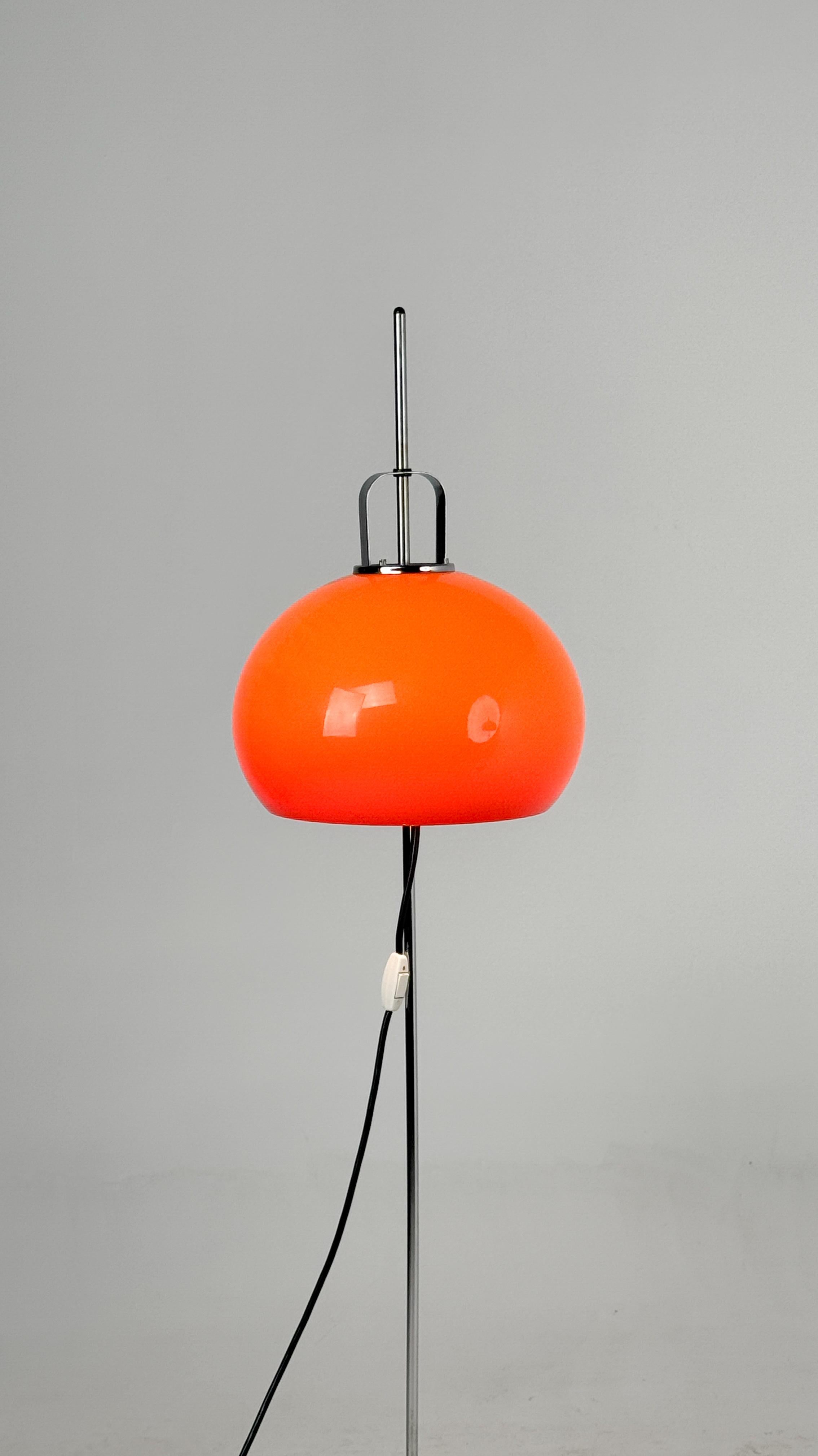 Harvey Guzzini Lucerna Vintage Orange Floor Lamp In Good Condition For Sale In Београд, RS