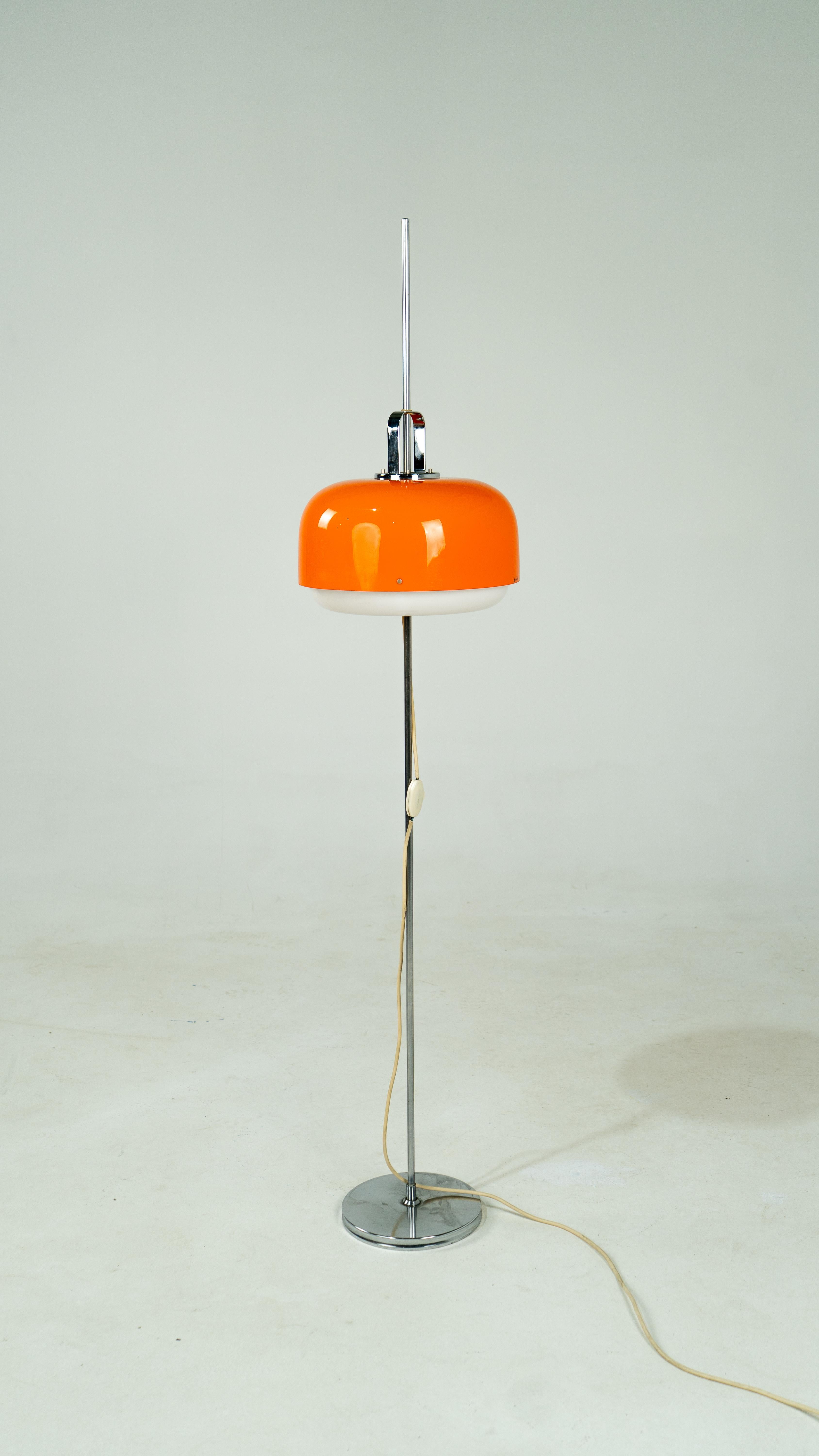 Harvey Guzzini Medusa Lámpara de Pie Vintage Naranja Meblo Era espacial en venta
