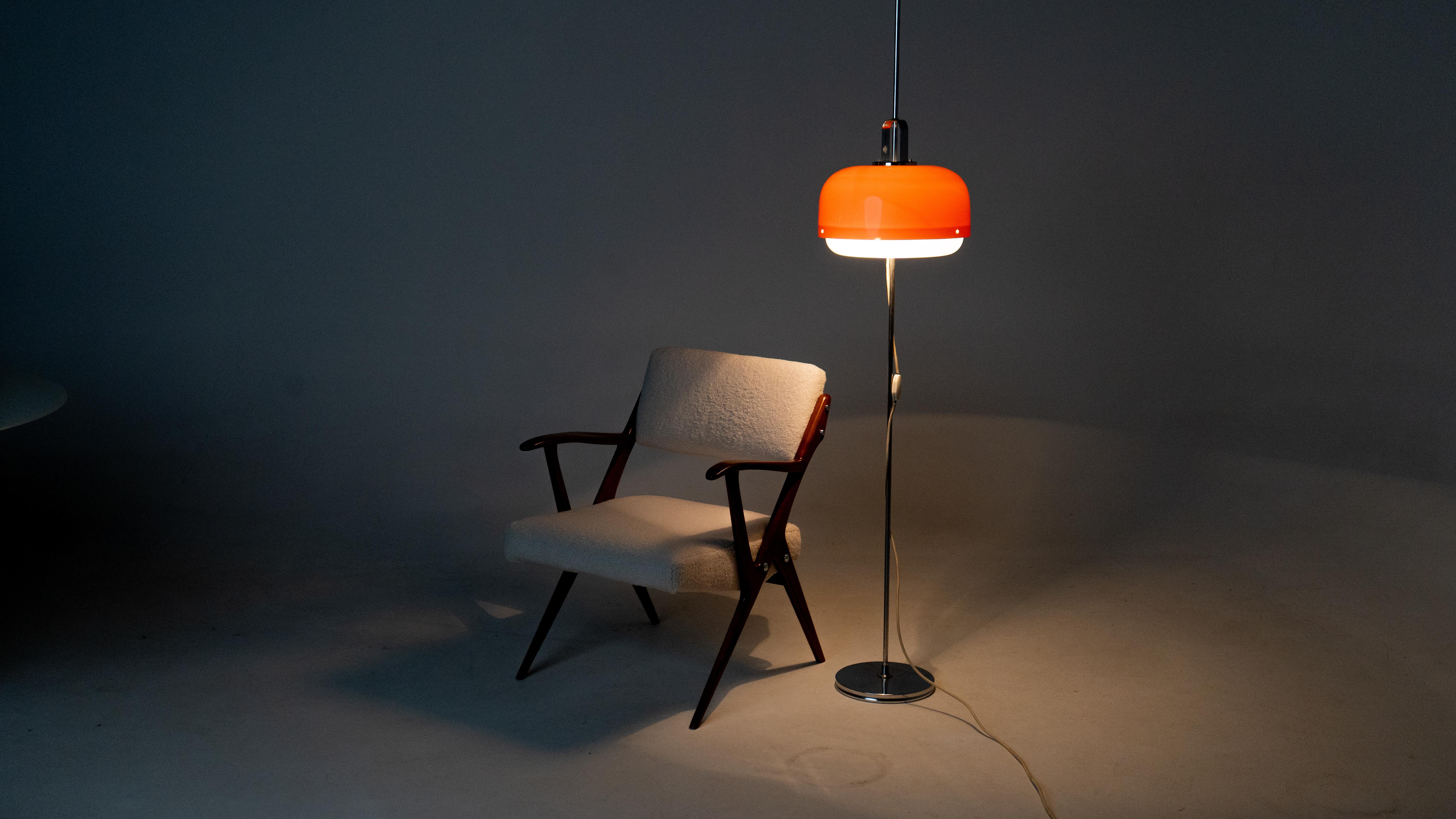 Harvey Guzzini Medusa Lámpara de Pie Vintage Naranja Meblo siglo XX en venta