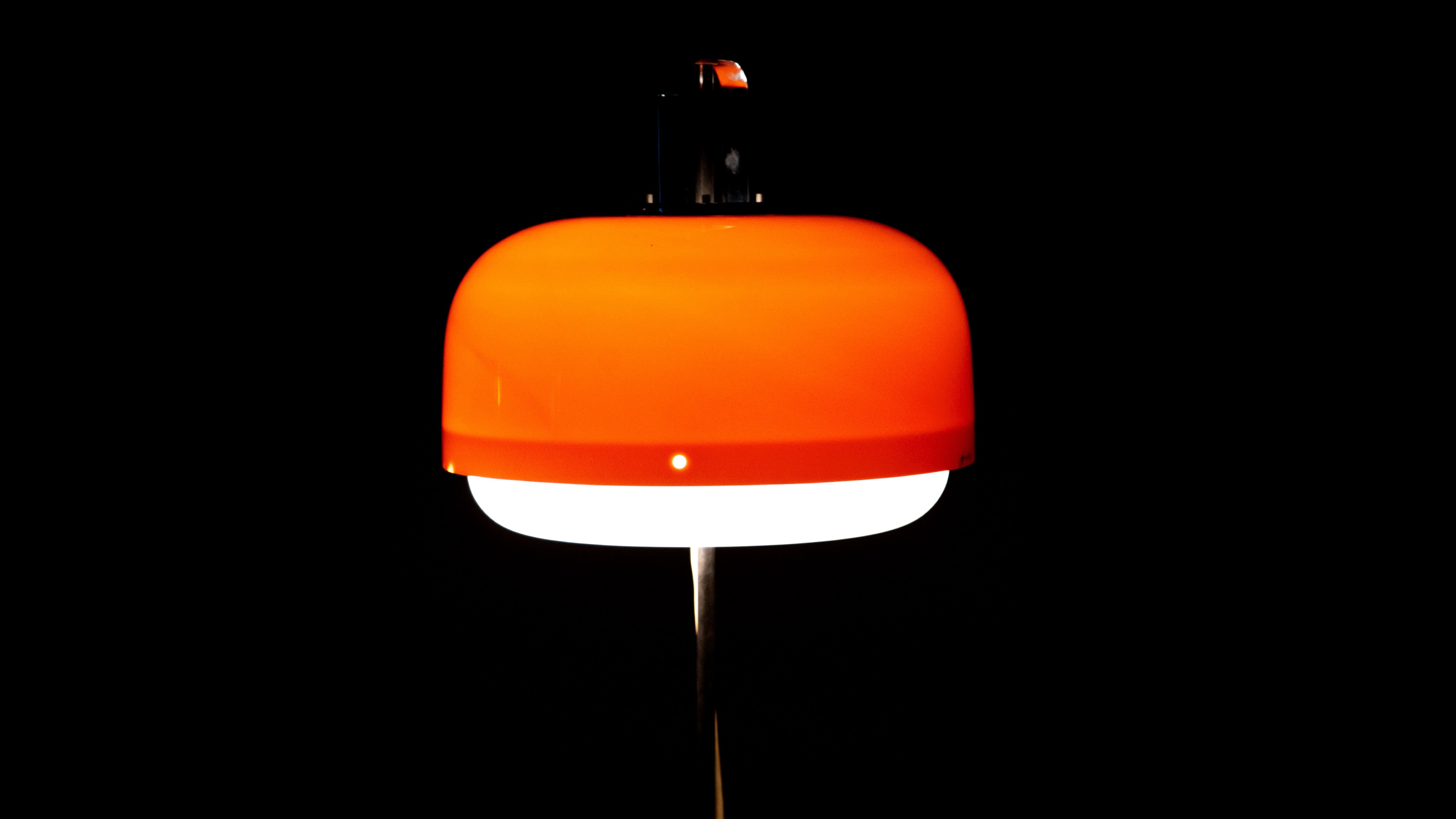 Harvey Guzzini Medusa Lámpara de Pie Vintage Naranja Meblo Metal en venta