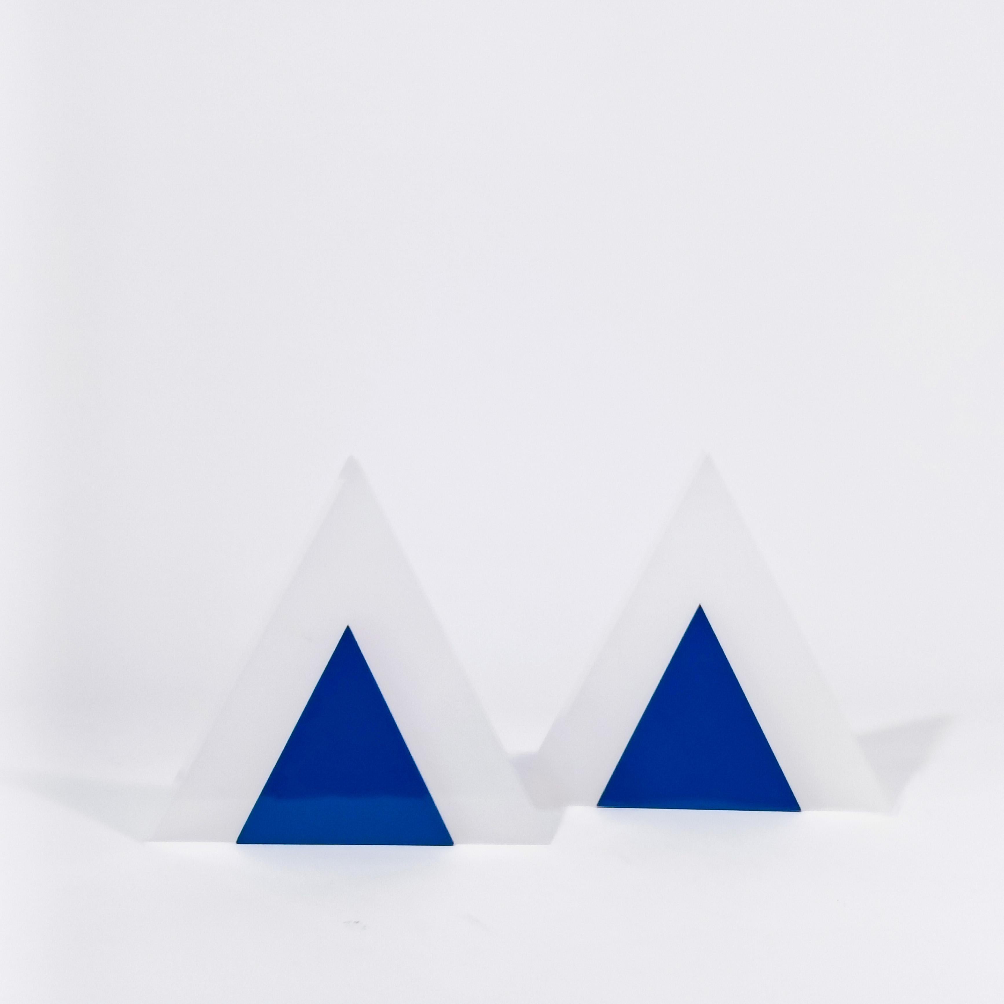 Lampade da parete in stile Memphis e Post-Modern con design geometrico in stile Harvey Guzzini, Italia, anni '70 (set di 2). Corpo di forma triangolare formato da due pezzi di acrilico o metacrilato uniti tra loro (uno traslucido e l'altro blu).