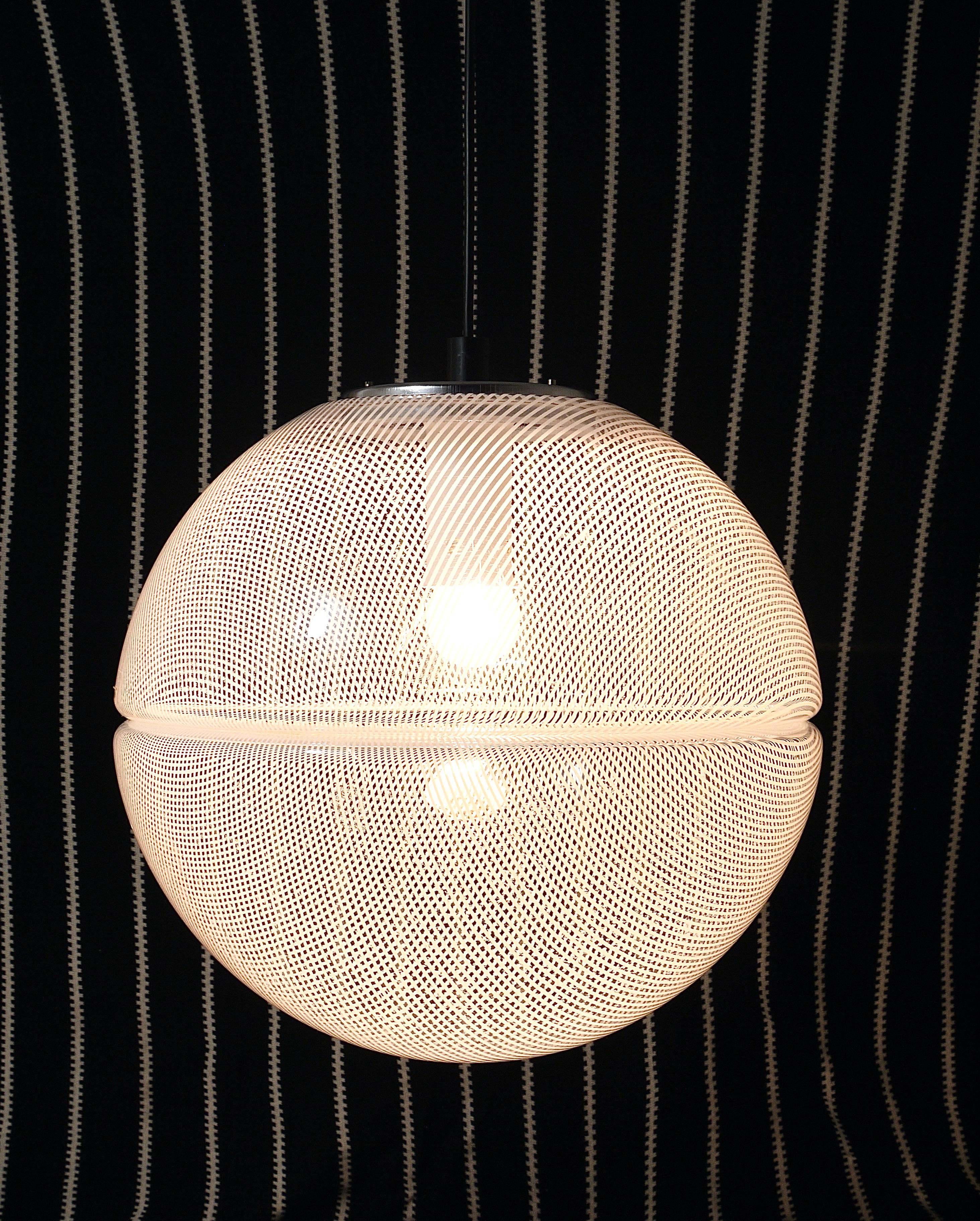 Lampada a sospensione a globo Op-Art a strisce postmoderna di Harvey Guzzini di Meblo, anni '70 in vendita 3