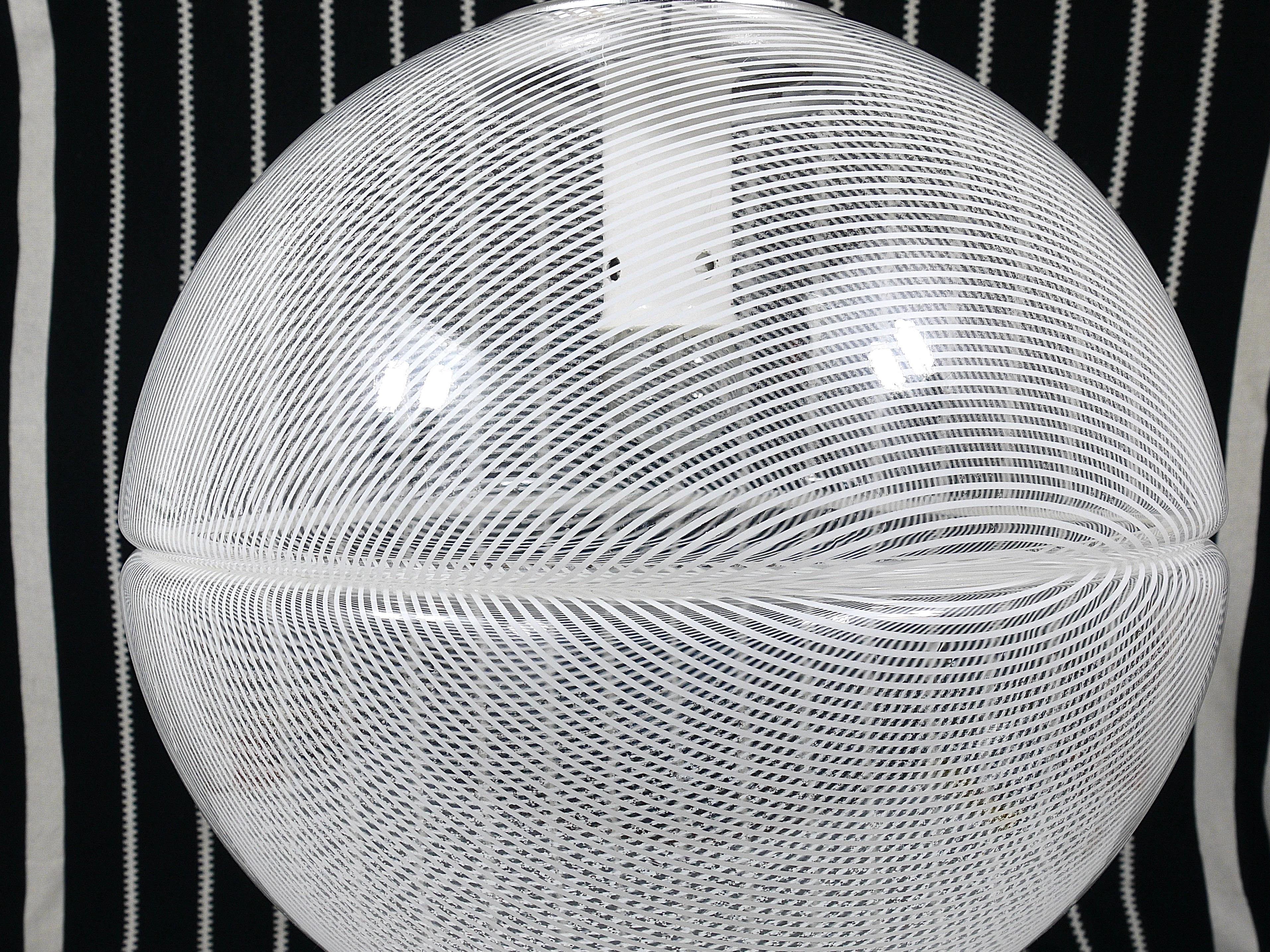 Lampada a sospensione a globo Op-Art a strisce postmoderna di Harvey Guzzini di Meblo, anni '70 in vendita 5