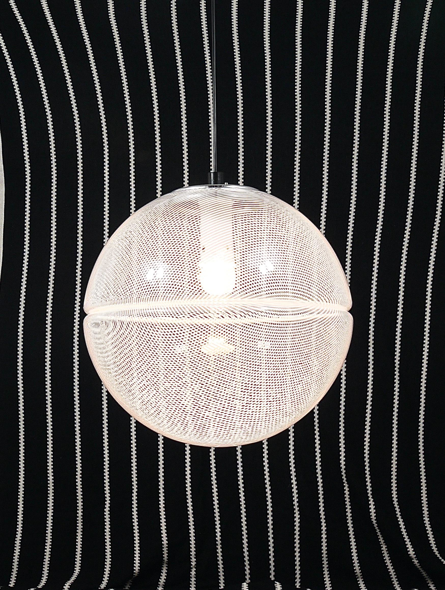 Lampada a sospensione a globo Op-Art a strisce postmoderna di Harvey Guzzini di Meblo, anni '70 in vendita 6