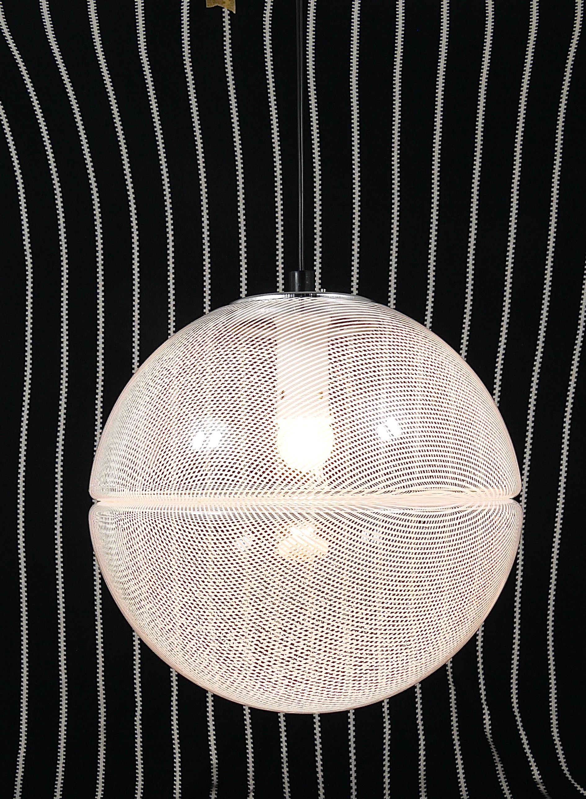 Lampada a sospensione a globo Op-Art a strisce postmoderna di Harvey Guzzini di Meblo, anni '70 in vendita 7