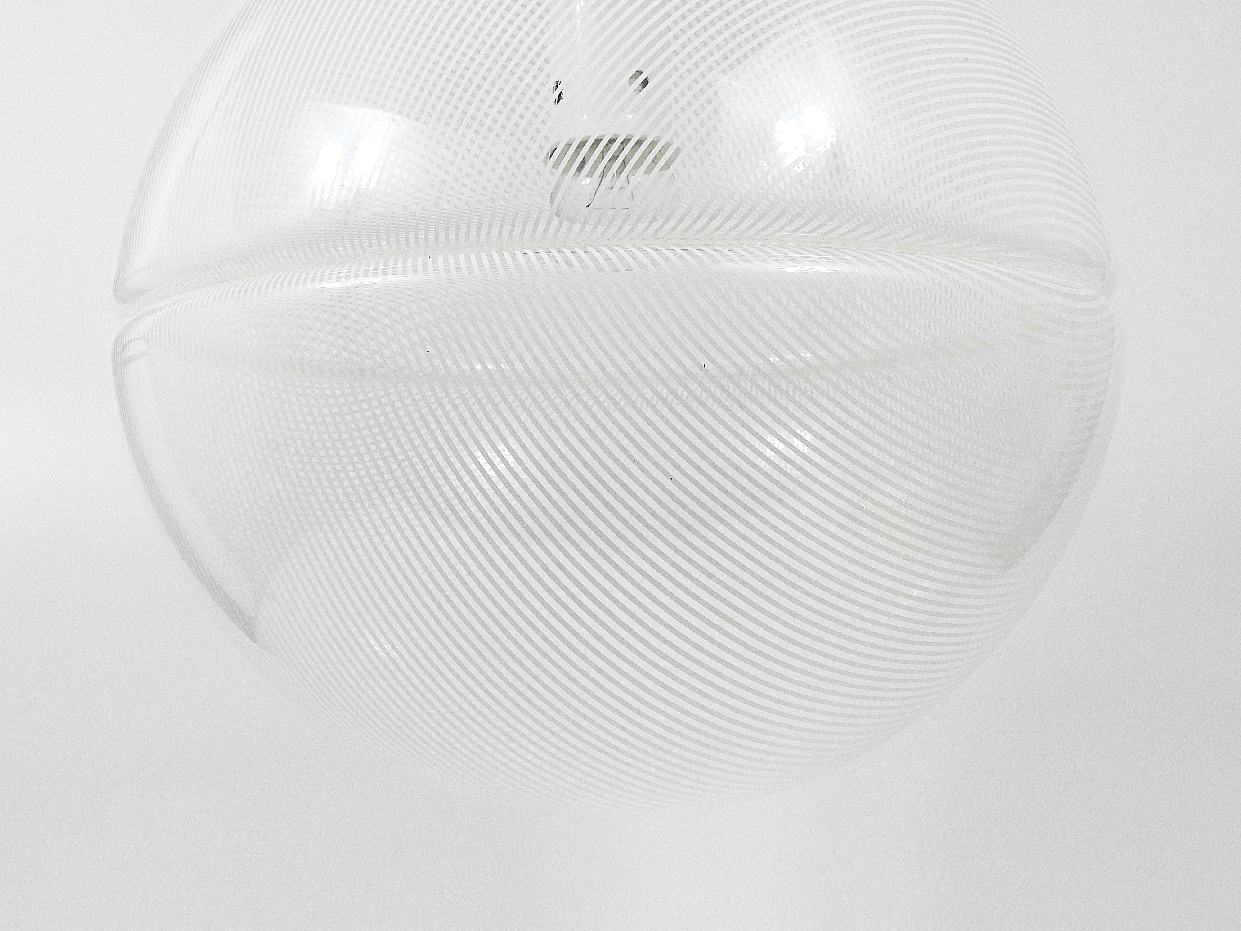 Lampada a sospensione a globo Op-Art a strisce postmoderna di Harvey Guzzini di Meblo, anni '70 in vendita 8
