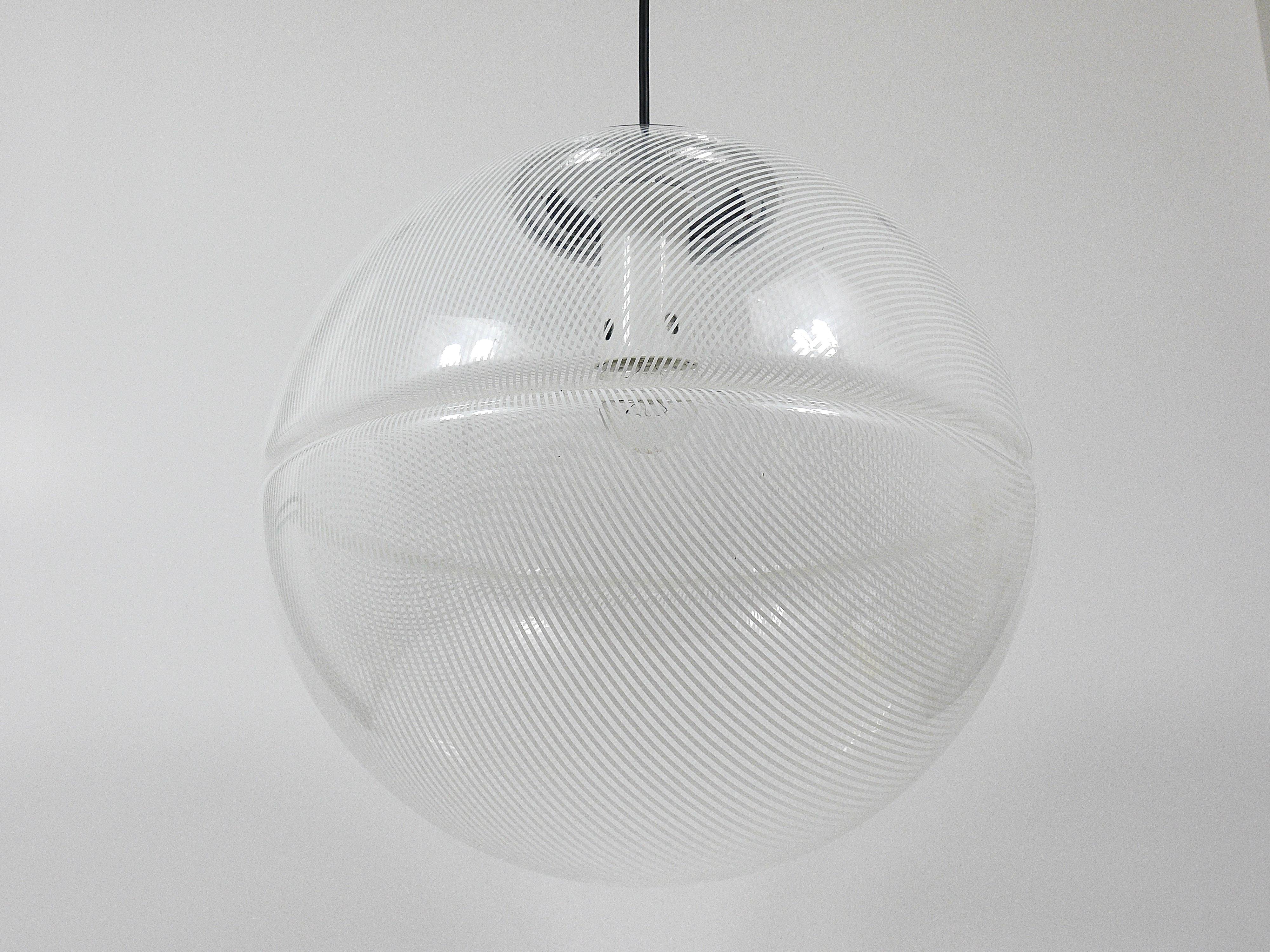 Lampada a sospensione a globo Op-Art a strisce postmoderna di Harvey Guzzini di Meblo, anni '70 in vendita 9