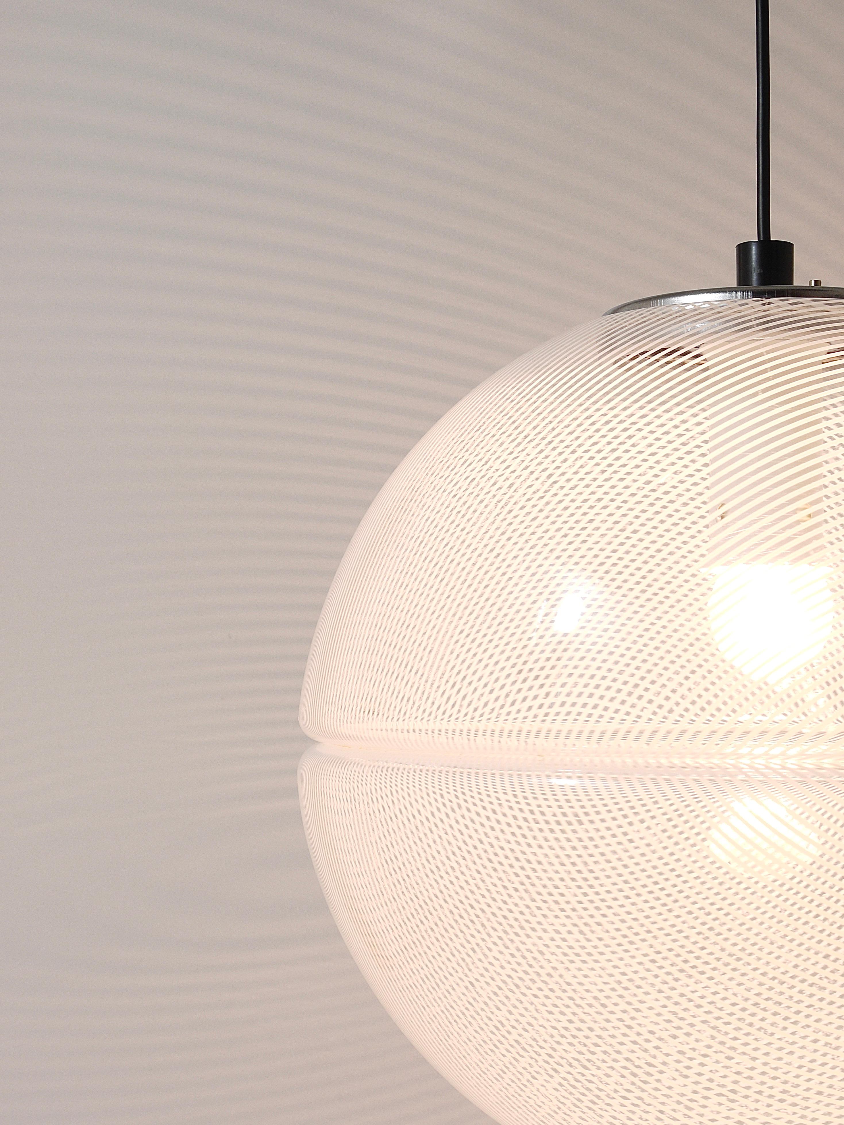 Lampada a sospensione a globo Op-Art a strisce postmoderna di Harvey Guzzini di Meblo, anni '70 in vendita 11