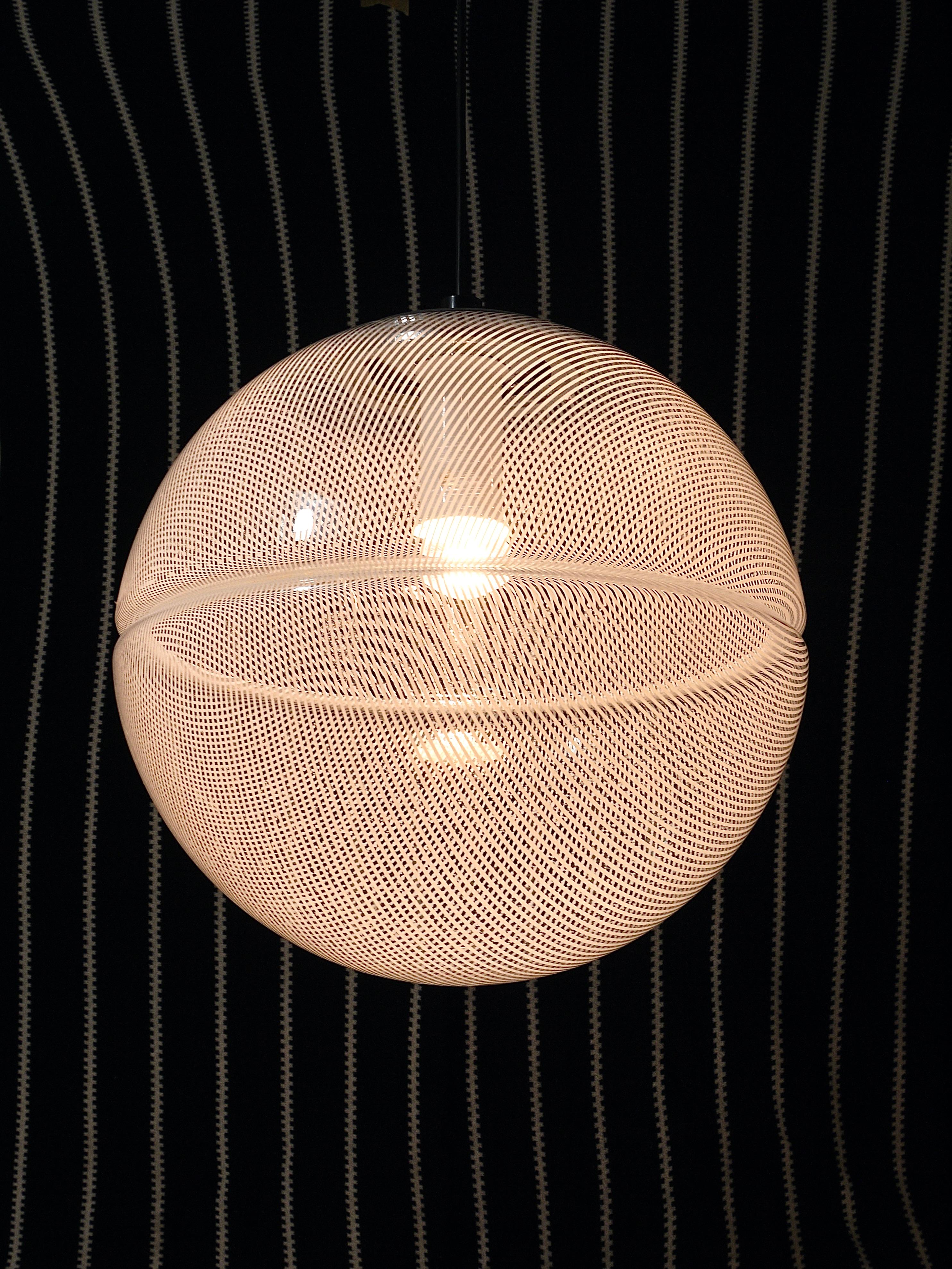 Lampada a sospensione a globo Op-Art a strisce postmoderna di Harvey Guzzini di Meblo, anni '70 in vendita 12