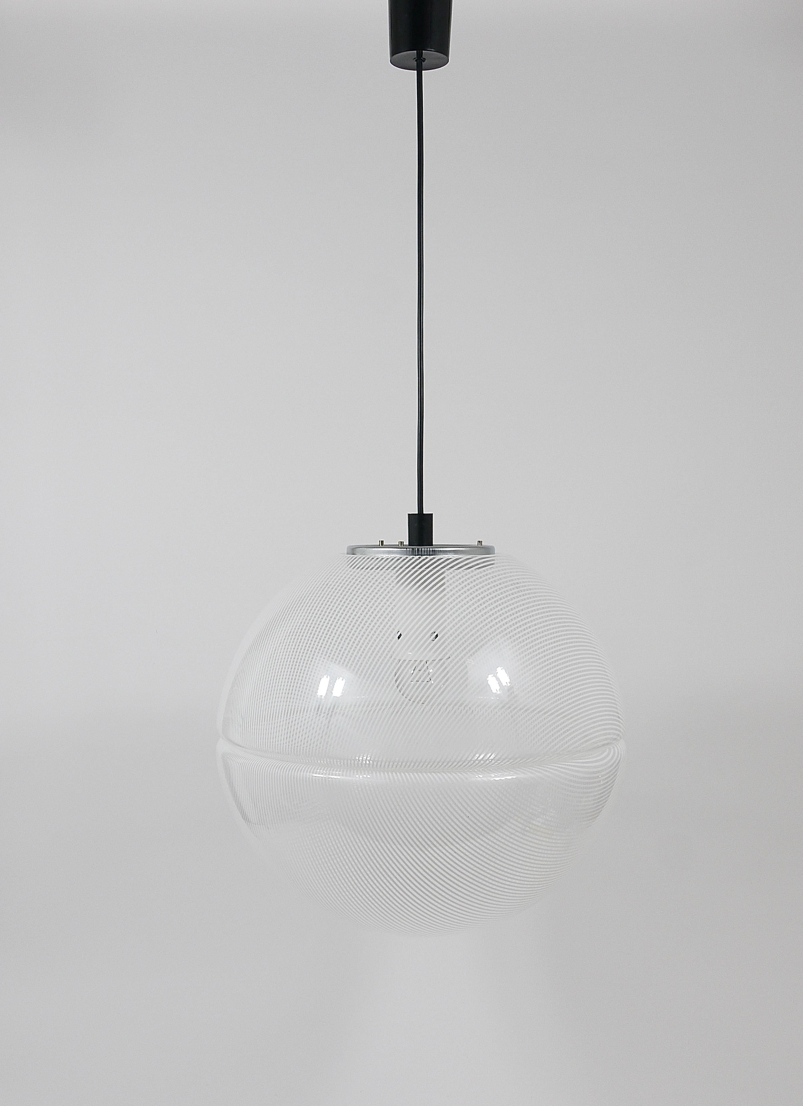 Lampada a sospensione a globo Op-Art a strisce postmoderna di Harvey Guzzini di Meblo, anni '70 in vendita 13