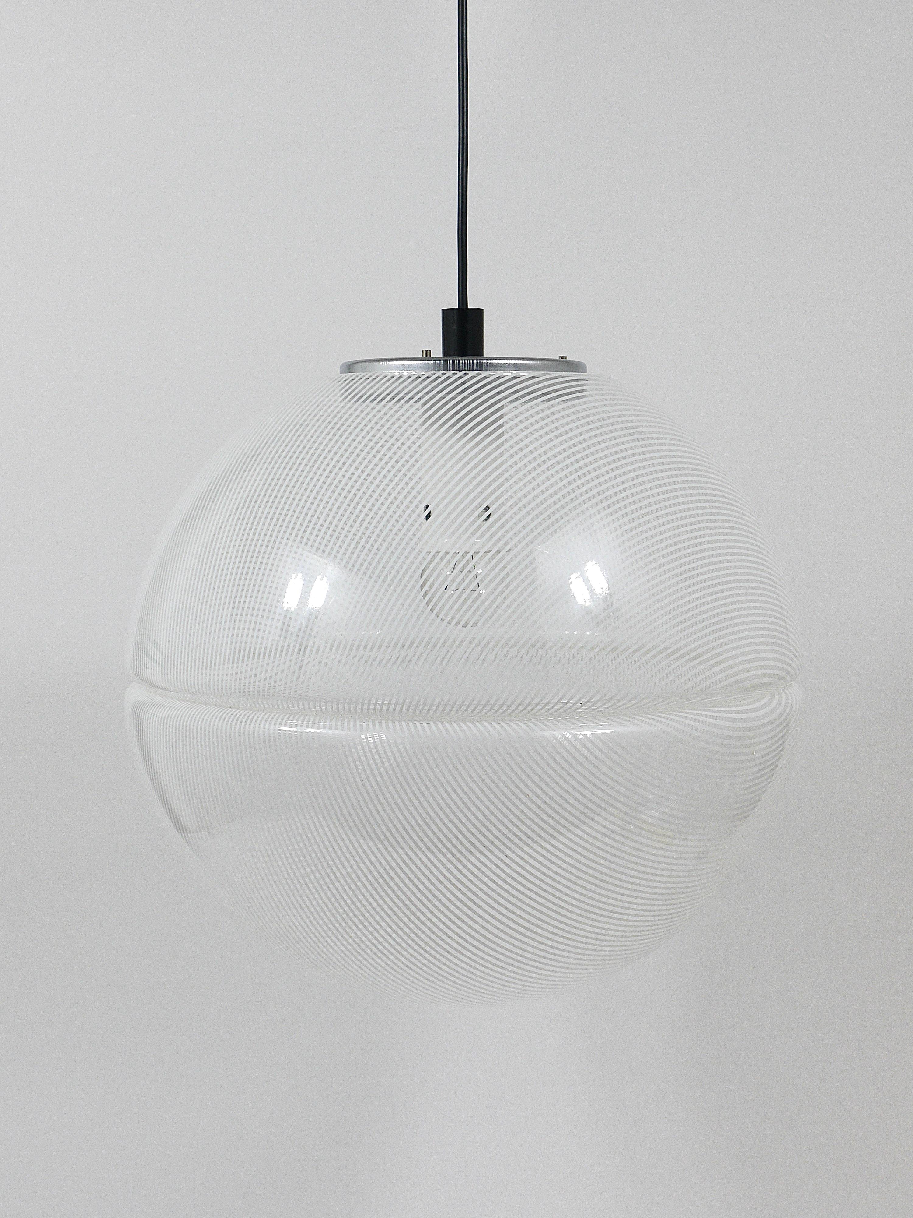 Postmoderno Lampada a sospensione a globo Op-Art a strisce postmoderna di Harvey Guzzini di Meblo, anni '70 in vendita
