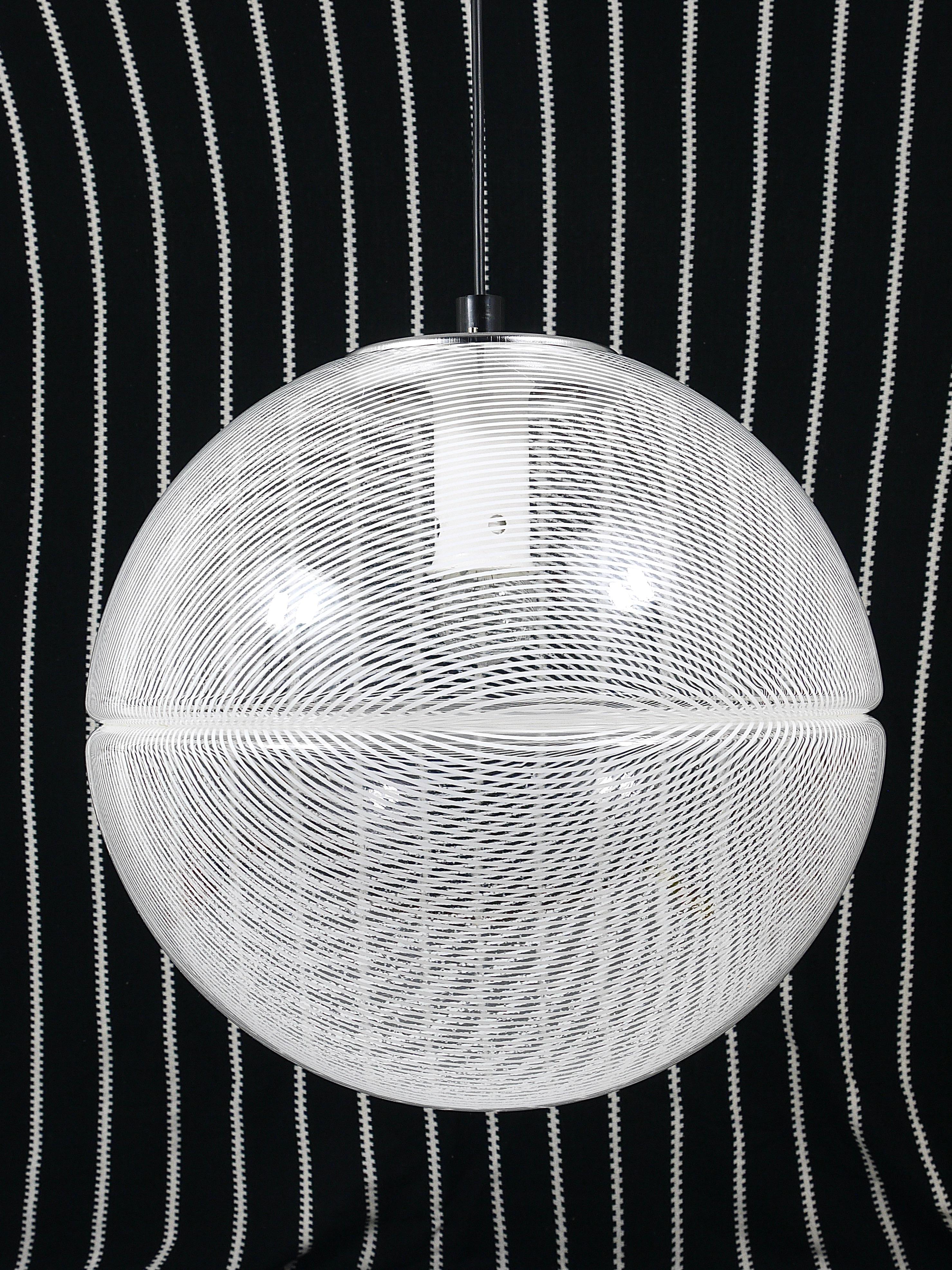 Italiano Lampada a sospensione a globo Op-Art a strisce postmoderna di Harvey Guzzini di Meblo, anni '70 in vendita