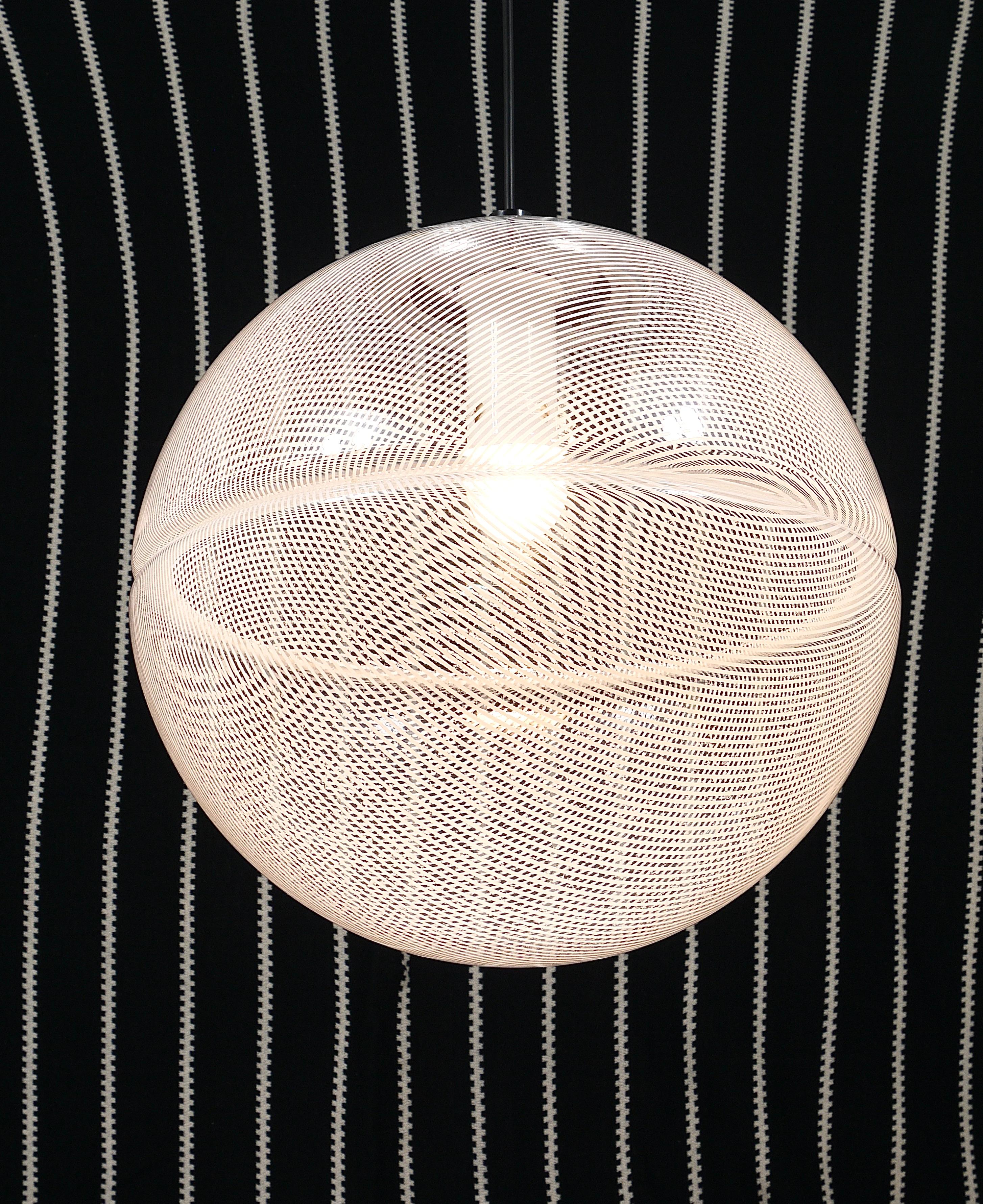 Metallo Lampada a sospensione a globo Op-Art a strisce postmoderna di Harvey Guzzini di Meblo, anni '70 in vendita