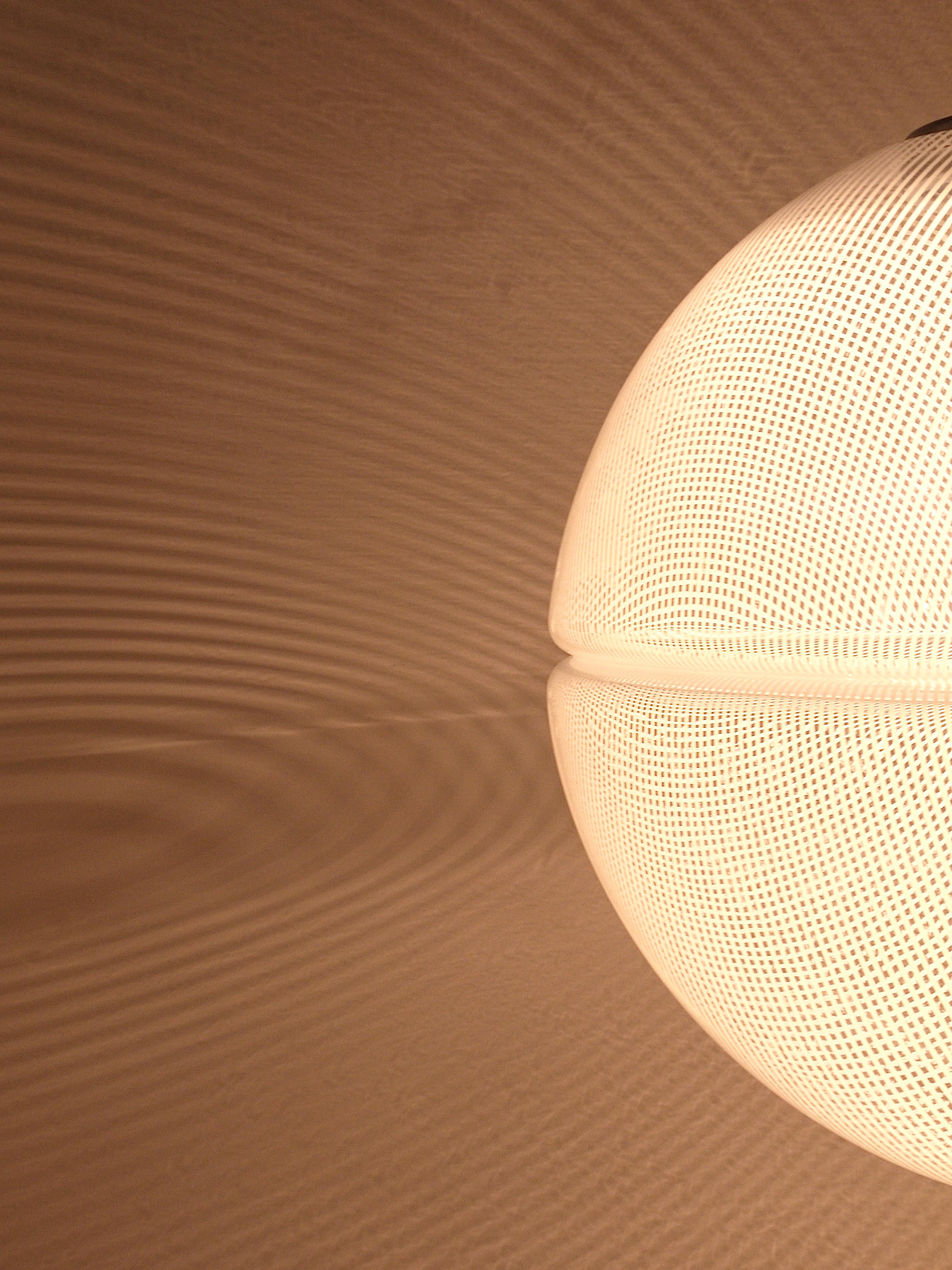 Lampada a sospensione a globo Op-Art a strisce postmoderna di Harvey Guzzini di Meblo, anni '70 in vendita 1