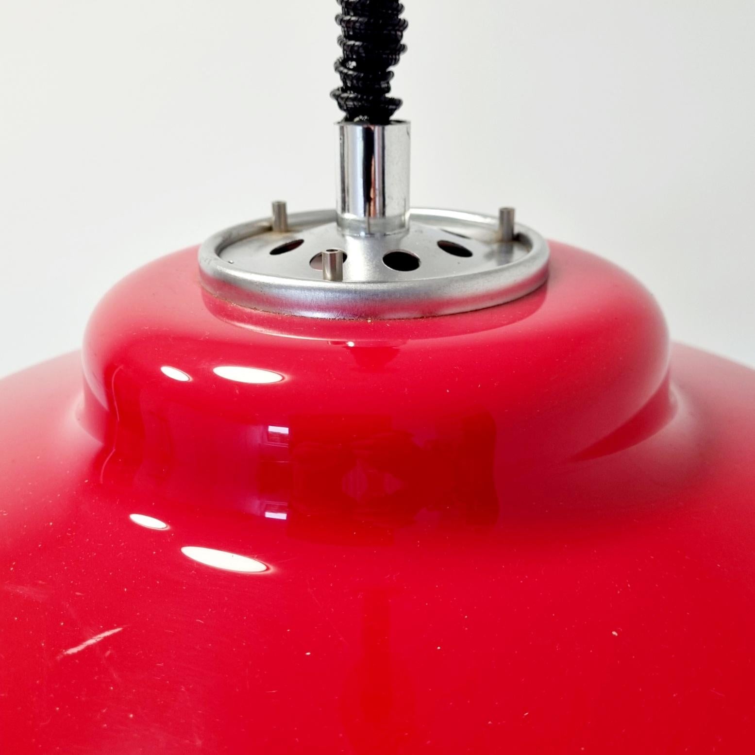 Fin du 20e siècle Plafonnier rouge Harvey Guzzini, design italien, Italie, années 70 en vente