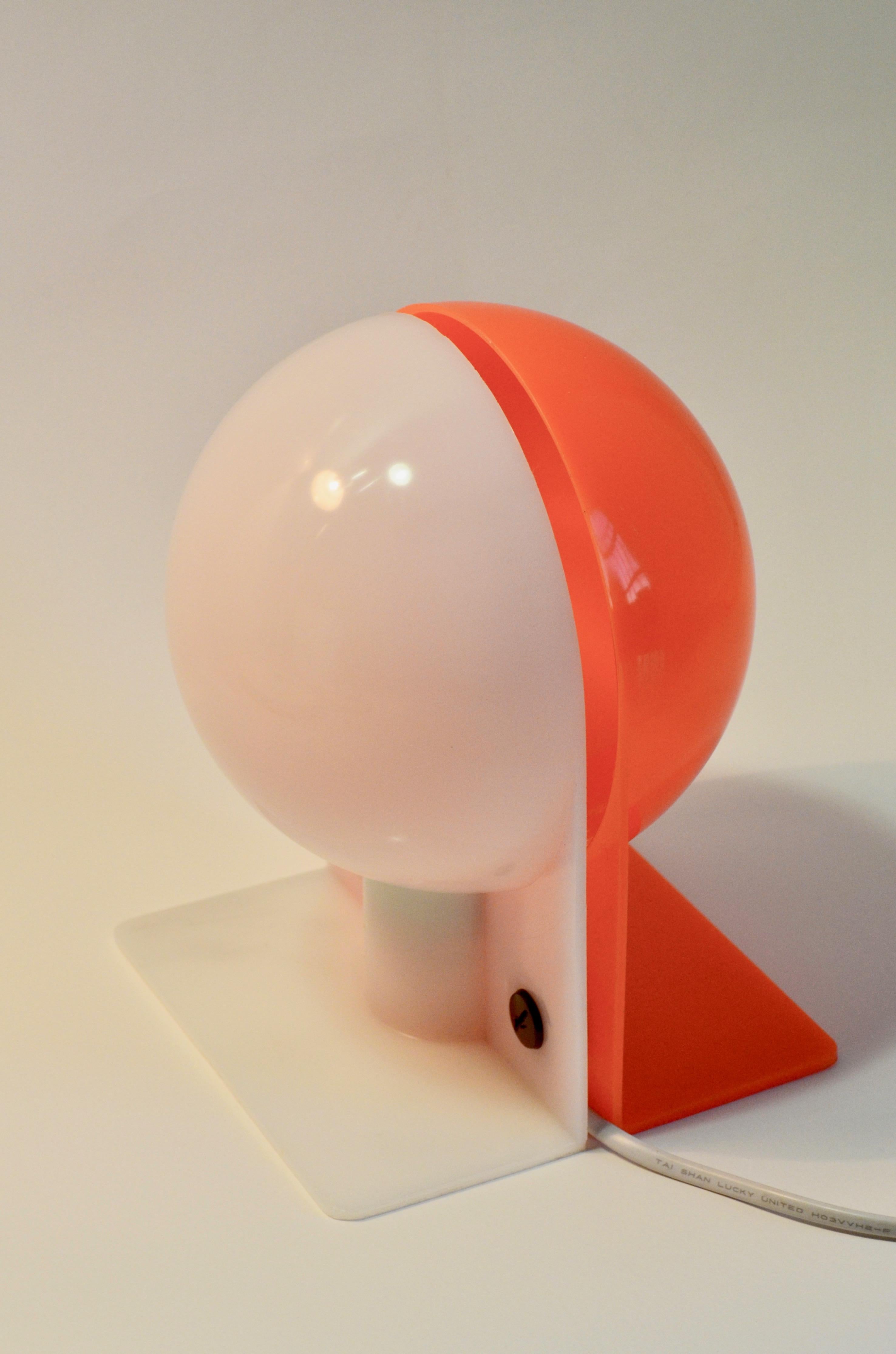 Harvey Guzzini Sirio table lamp

Materials: White and orange acrylic globe. 2 back ornamental nuts, brass tubular screw. Bakelite socket.

Measures: Height: 20 cm / 7.87”

Width: 15.5 cm / 6.10”

Electricity: 1 bulb E14, 1 x 40 watt maximum,