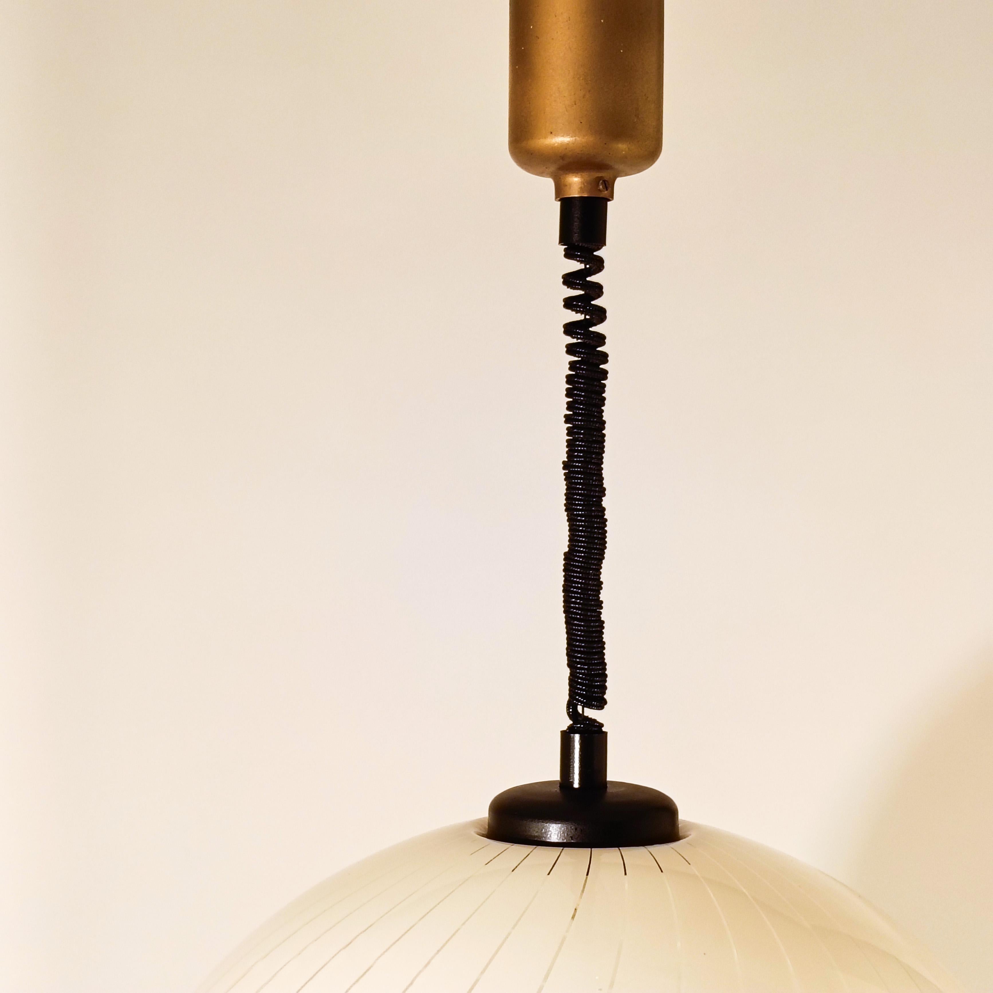 Lampada a sospensione a globo gigante postmoderna in stile Harvey Guzzini, Italia, anni '80 in vendita 3