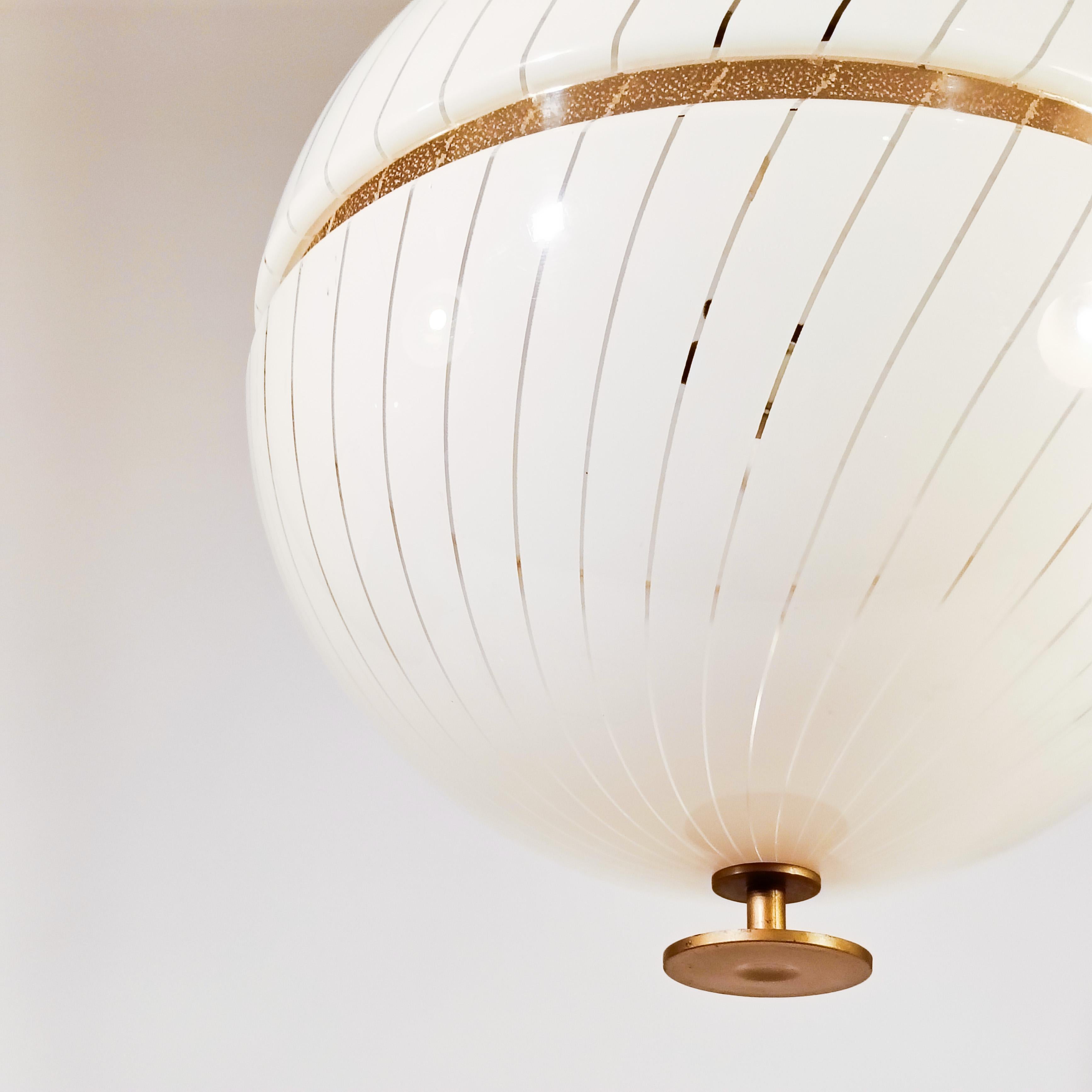 Lampada a sospensione a globo gigante postmoderna in stile Harvey Guzzini, Italia, anni '80 in vendita 4