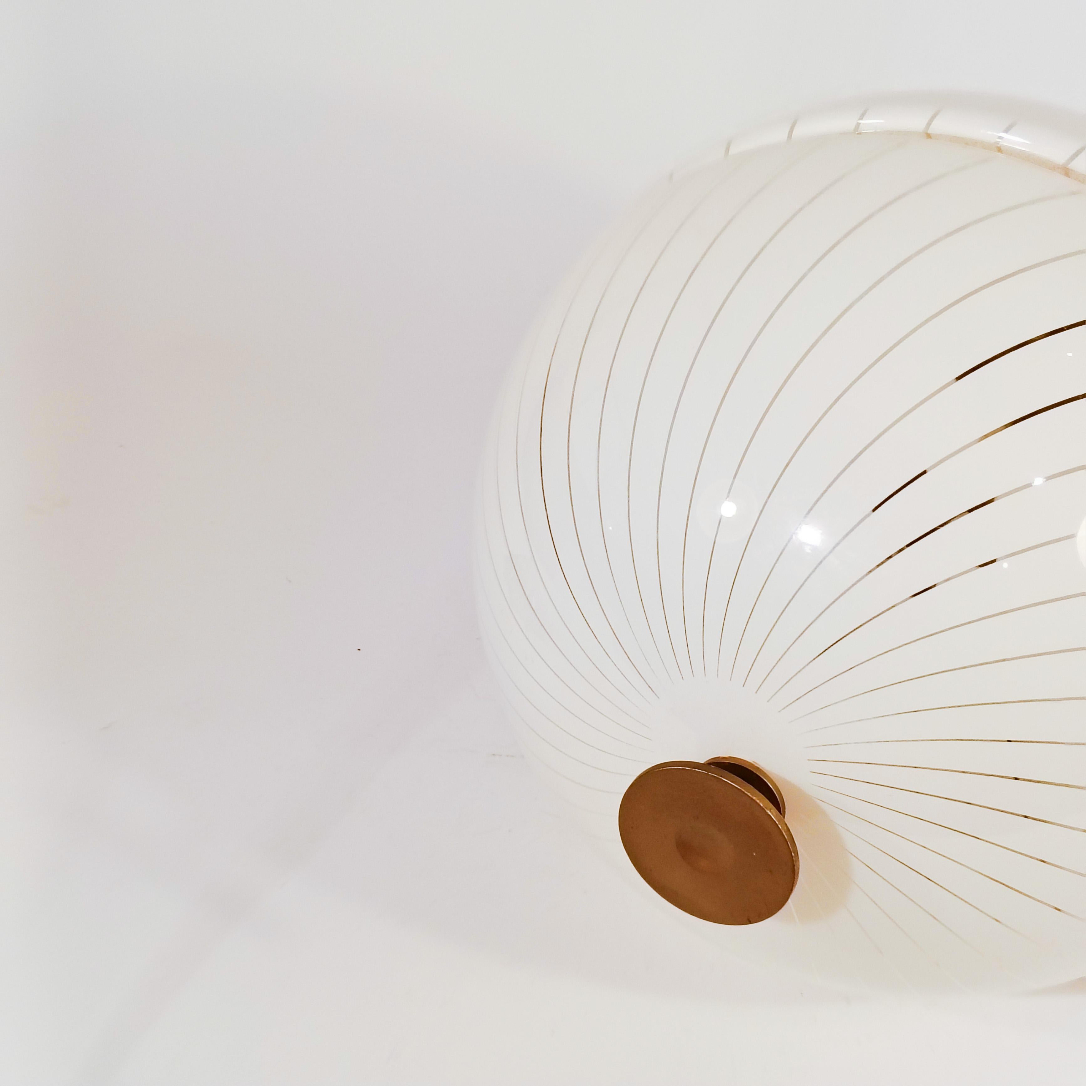 Lampada a sospensione a globo gigante postmoderna in stile Harvey Guzzini, Italia, anni '80 in vendita 6