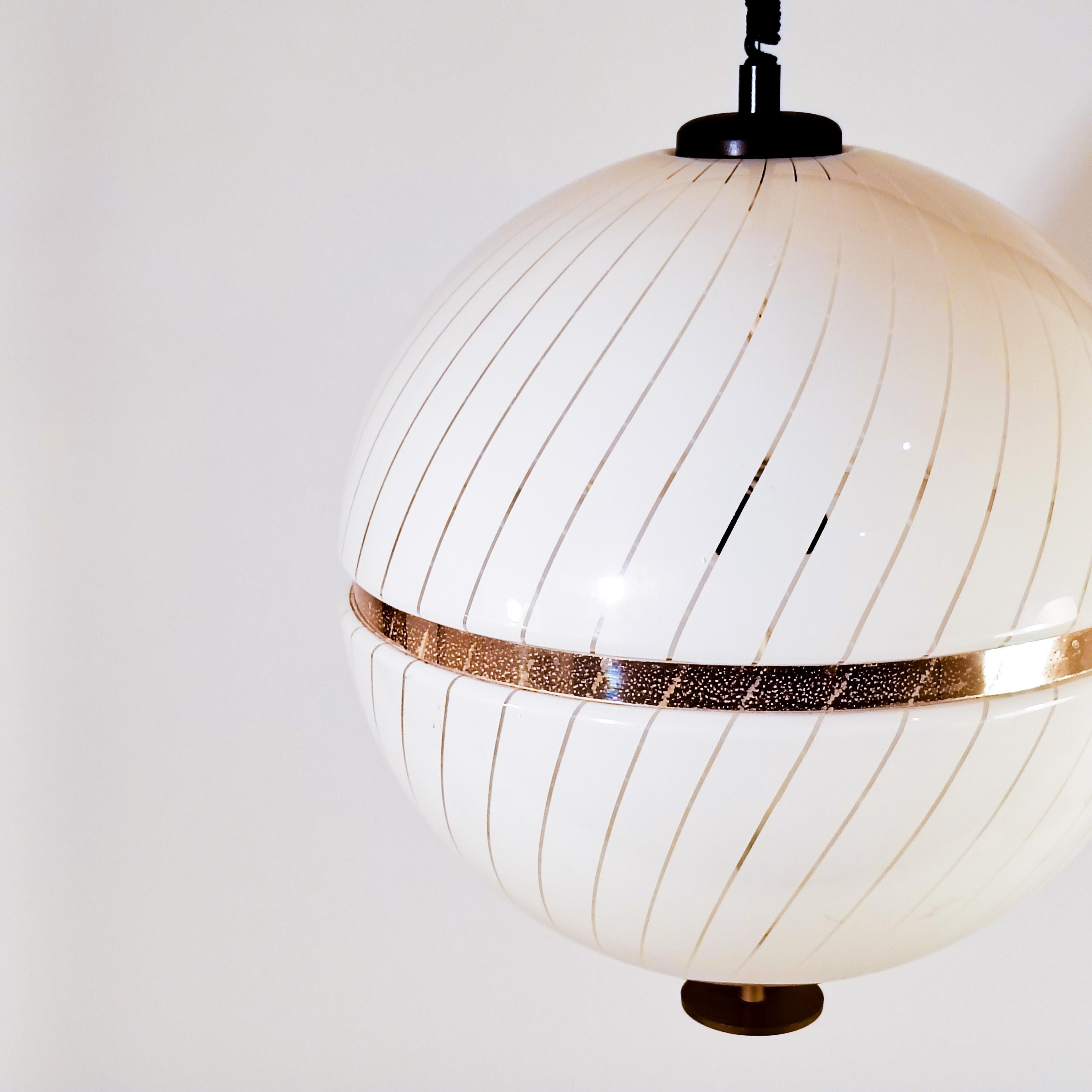 Postmoderno Lampada a sospensione a globo gigante postmoderna in stile Harvey Guzzini, Italia, anni '80 in vendita