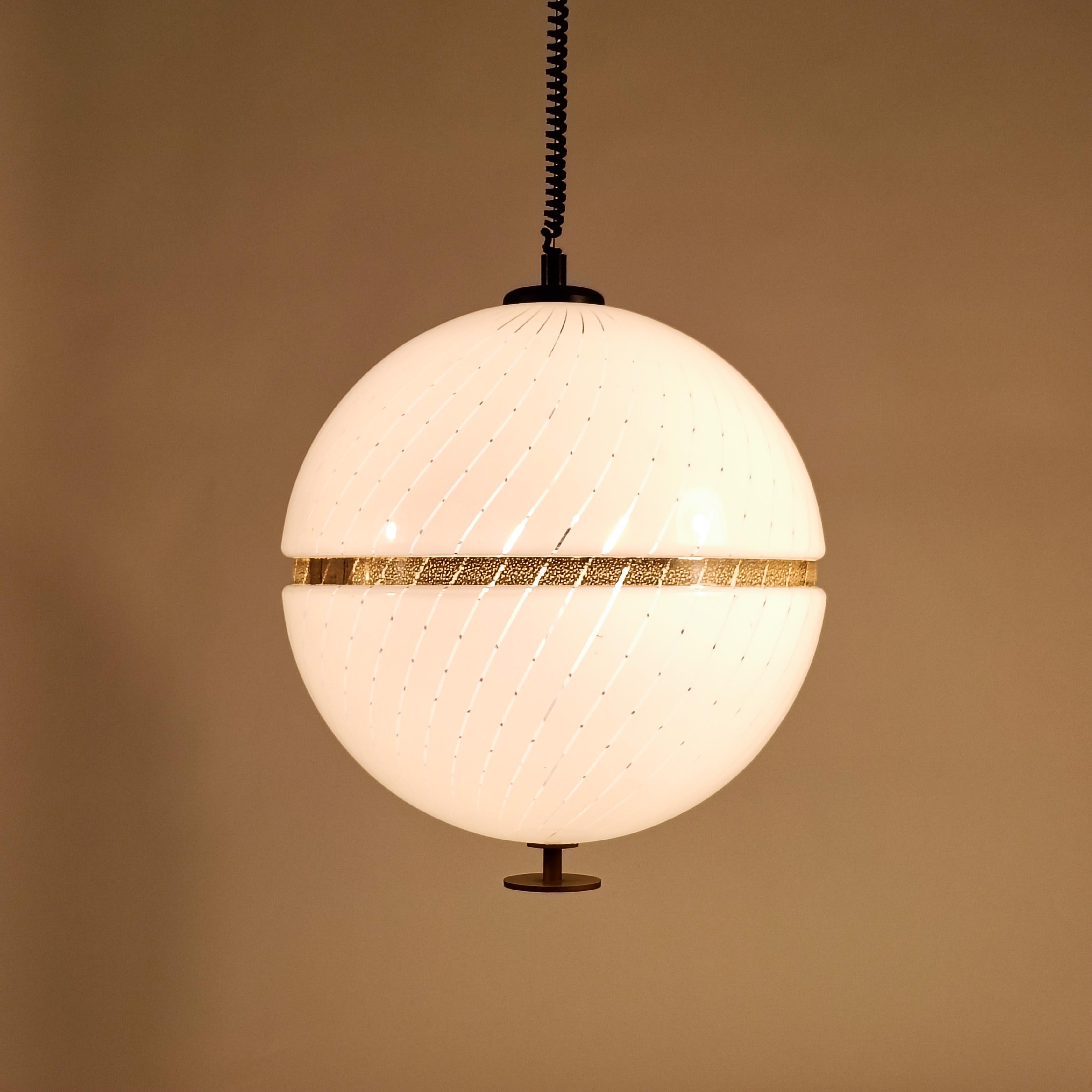Italiano Lampada a sospensione a globo gigante postmoderna in stile Harvey Guzzini, Italia, anni '80 in vendita