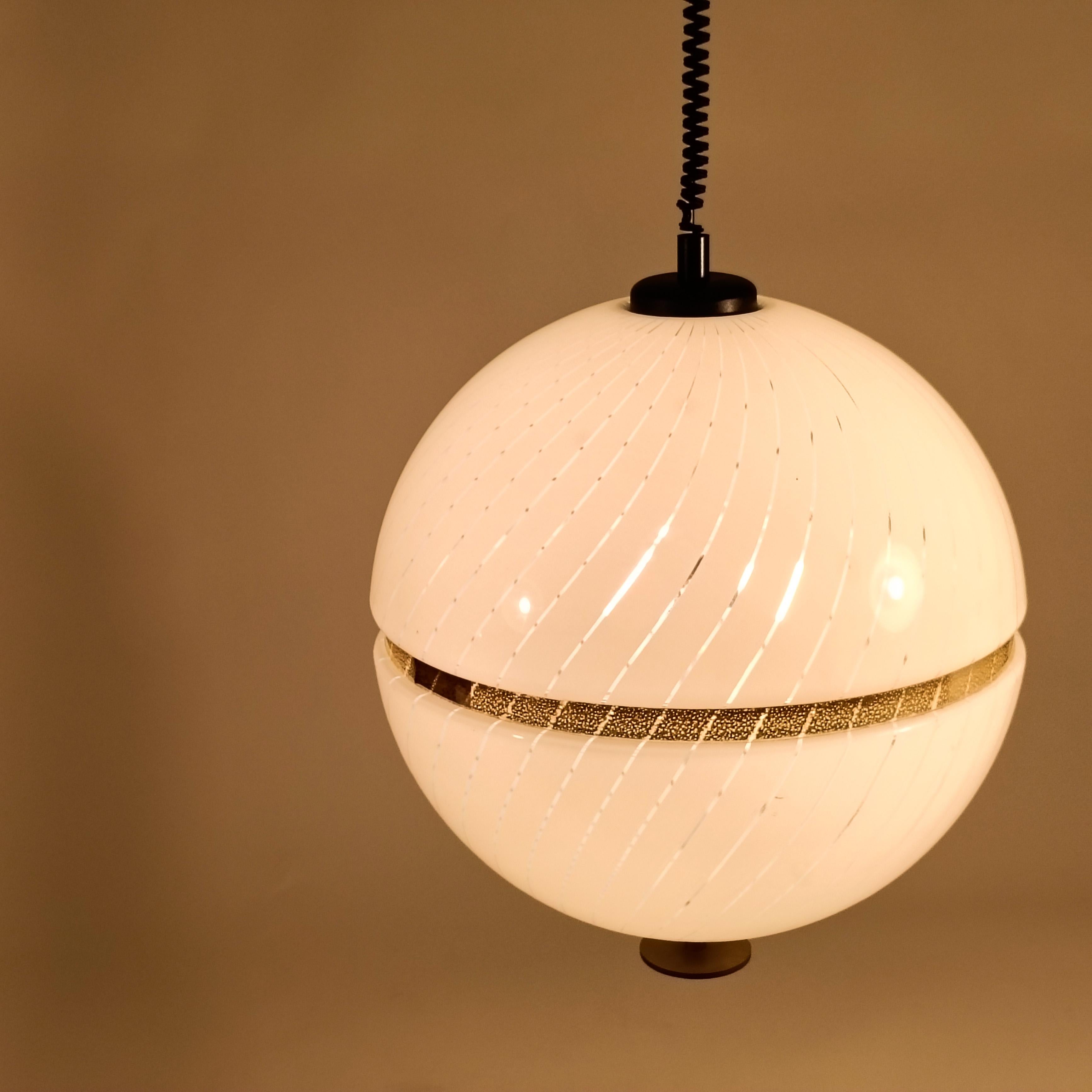 Lampada a sospensione a globo gigante postmoderna in stile Harvey Guzzini, Italia, anni '80 In condizioni buone in vendita a SANT ADRIÀ DE BESÒS, ES