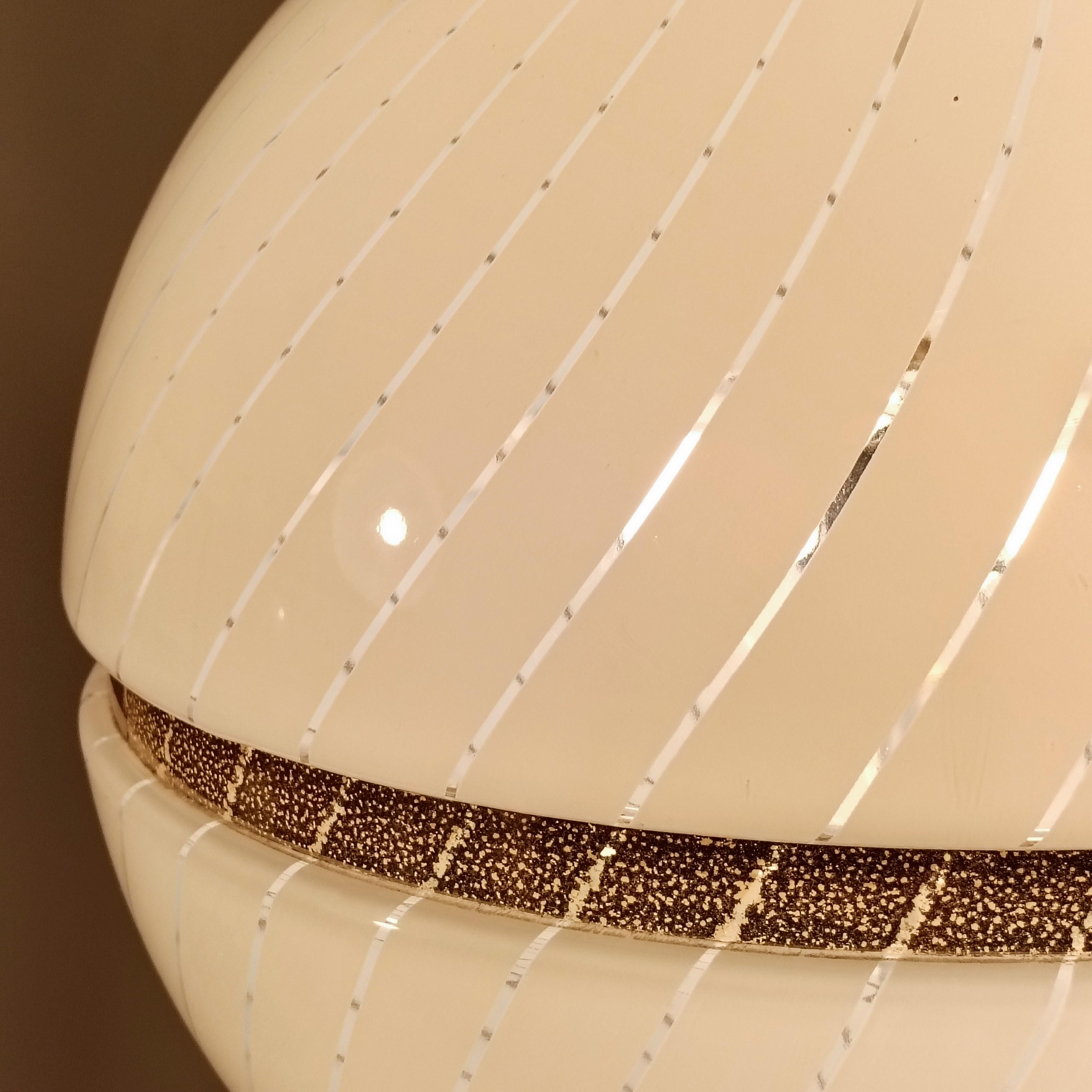 Fine XX secolo Lampada a sospensione a globo gigante postmoderna in stile Harvey Guzzini, Italia, anni '80 in vendita